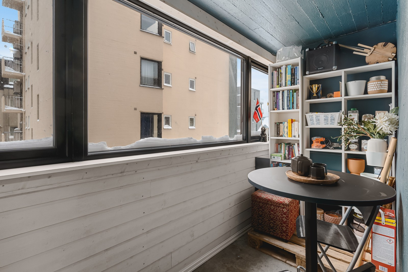 Leiligheten disponerer en innglasset balkong i etasjen under.