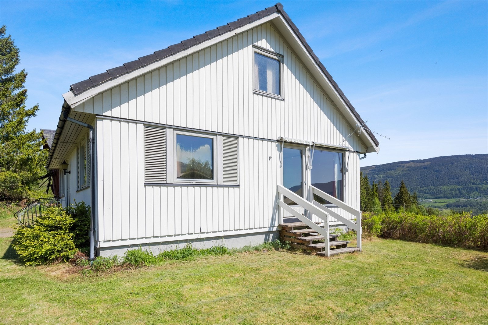 Boligen er oppført i 1987, og ansees som et renoveringsobjekt. Galleribilde