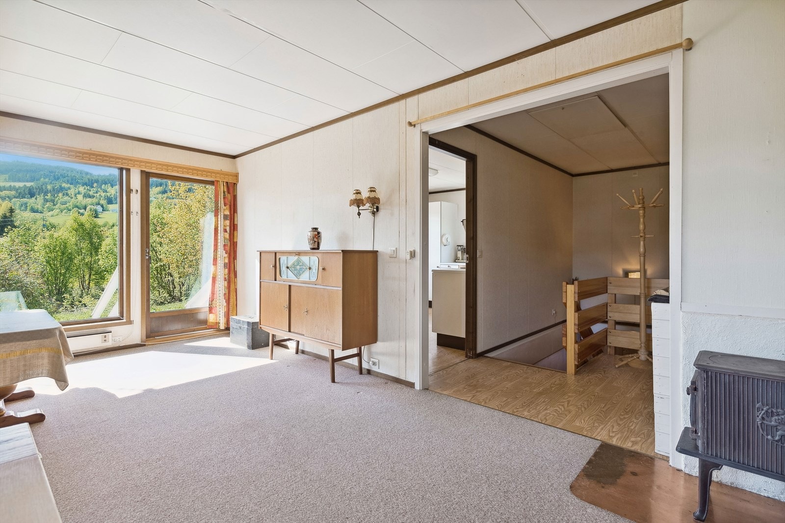 De store vindusflatene slipper inn mye naturlig lys. Fra stuen er det utgang til plen. Galleribilde