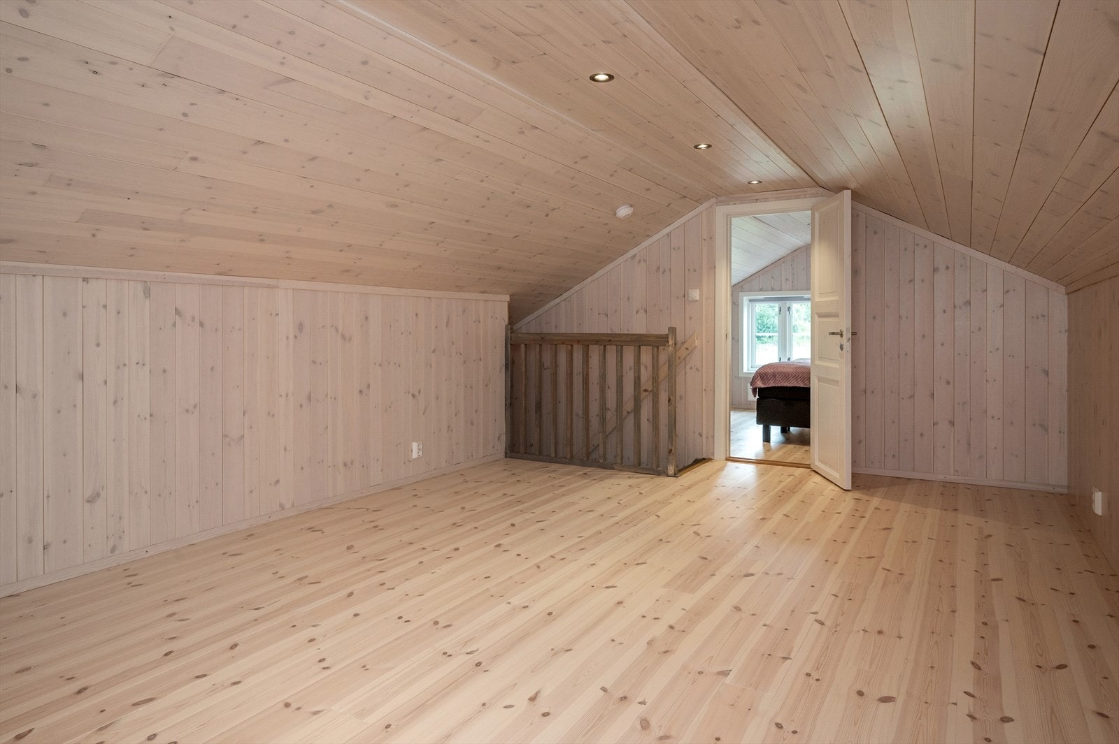 Loftstue. Plantegninger på 2 etg. har betegnelse soverom og loftstue.
Dette er hems - ikke målbart areale. Galleribilde