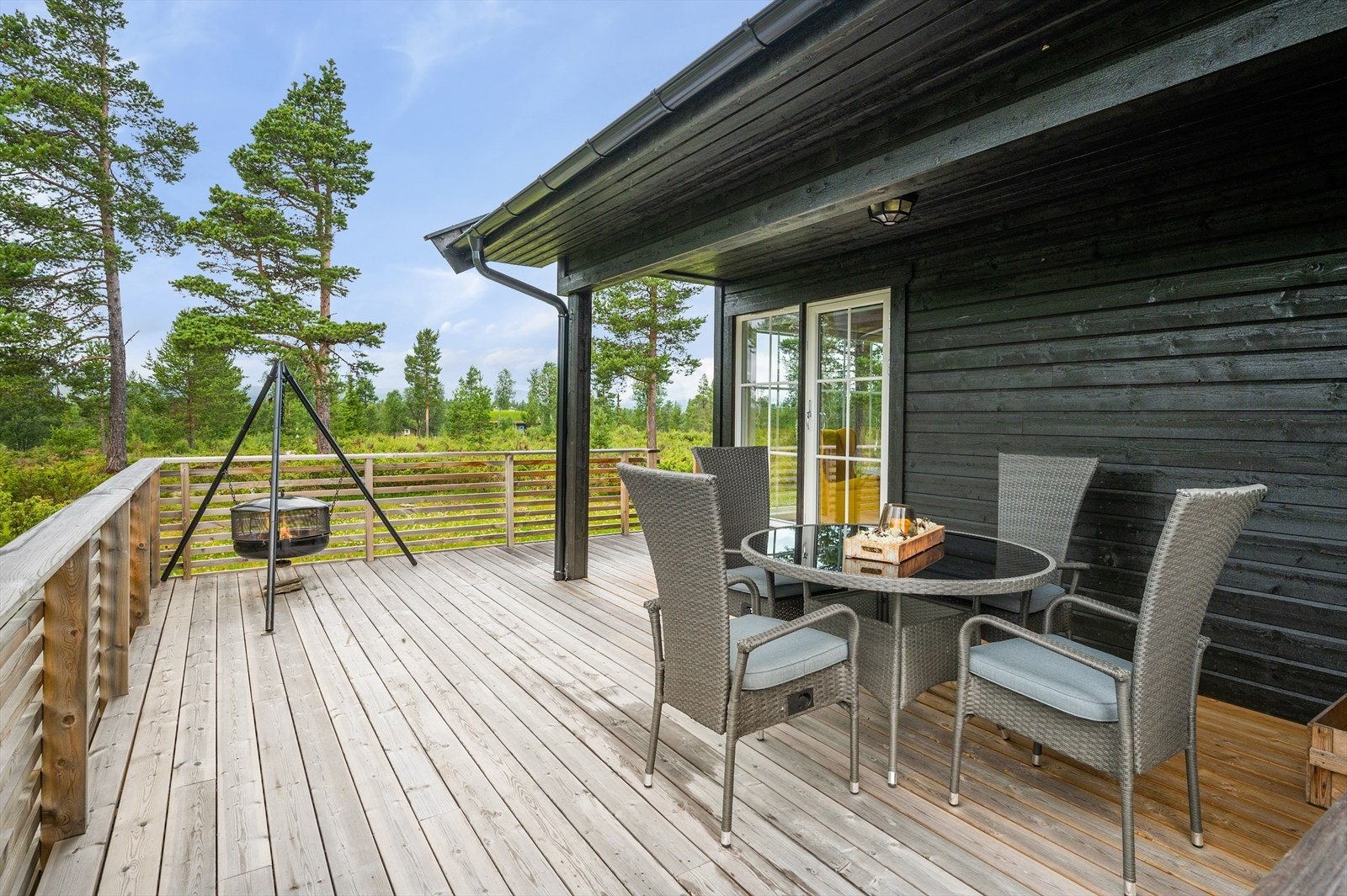 Romslig terrasse med delvis overbygget tak. Galleribilde