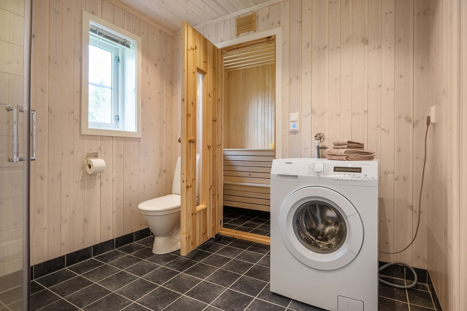 Badstue / tørkerom ved siden av badet. Badet har opplegg for vaskemaskin. Galleribilde