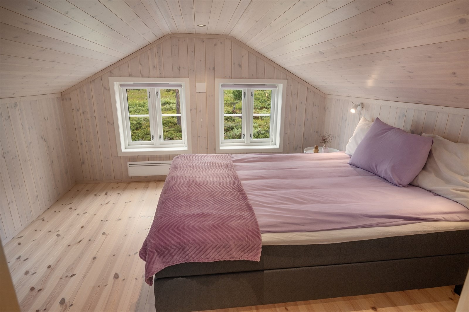 Soverom på hems. Plantegninger på 2 etg. har betegnelse soverom og loftstue.
Dette er hems - ikke målbart areale Galleribilde