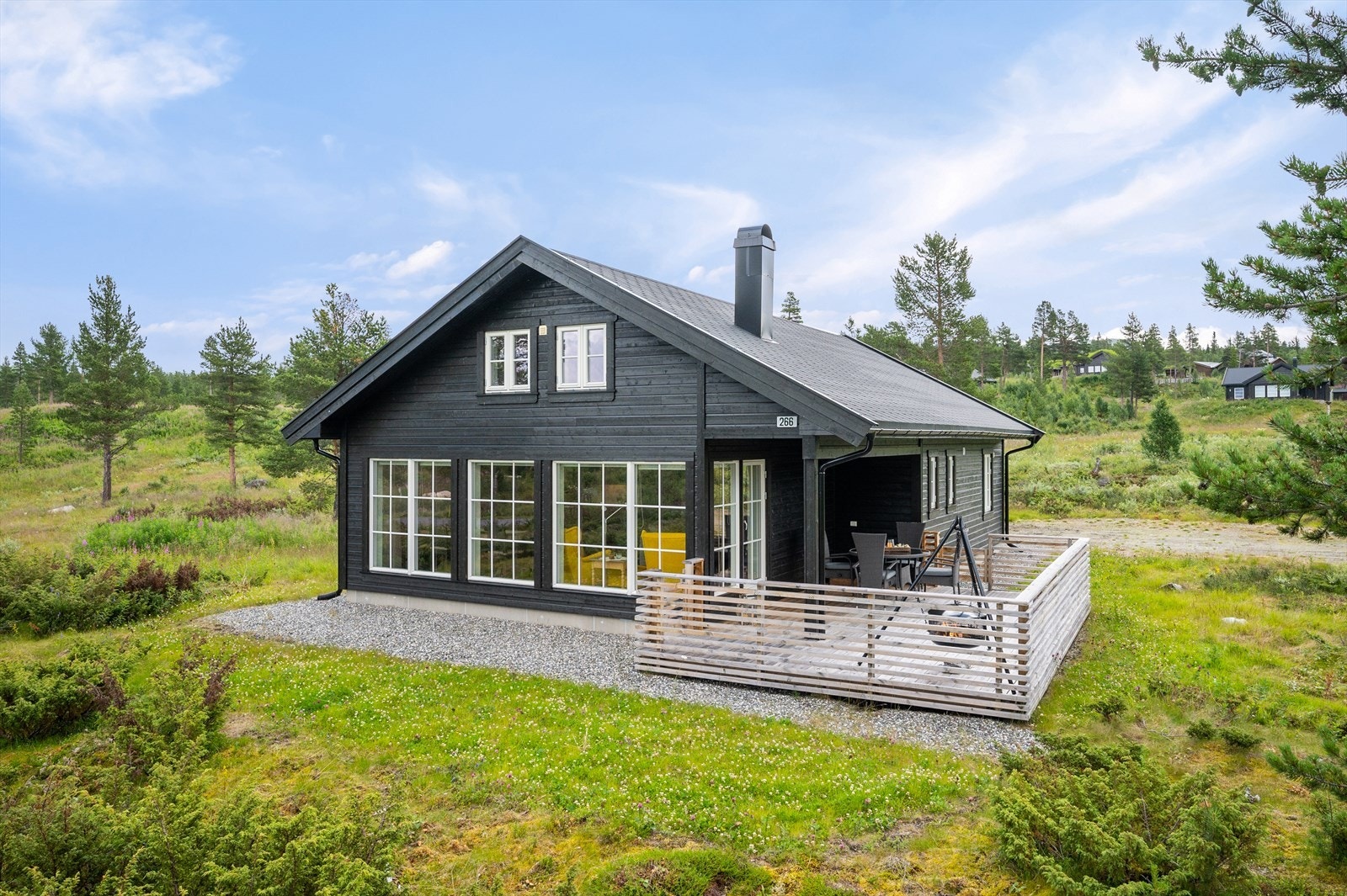 Hytten ligger et et rolig og etablert hyttefelt med flotte fjellområder å ferdes i sommer som vinter. Galleribilde
