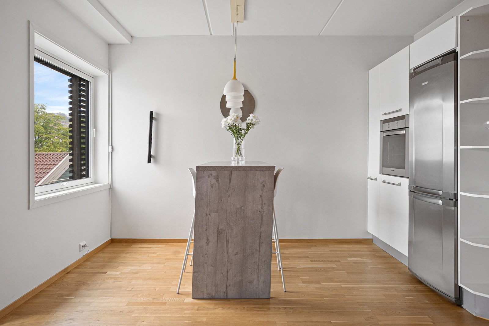 Lys og fin spisestue med plass til spisebord.