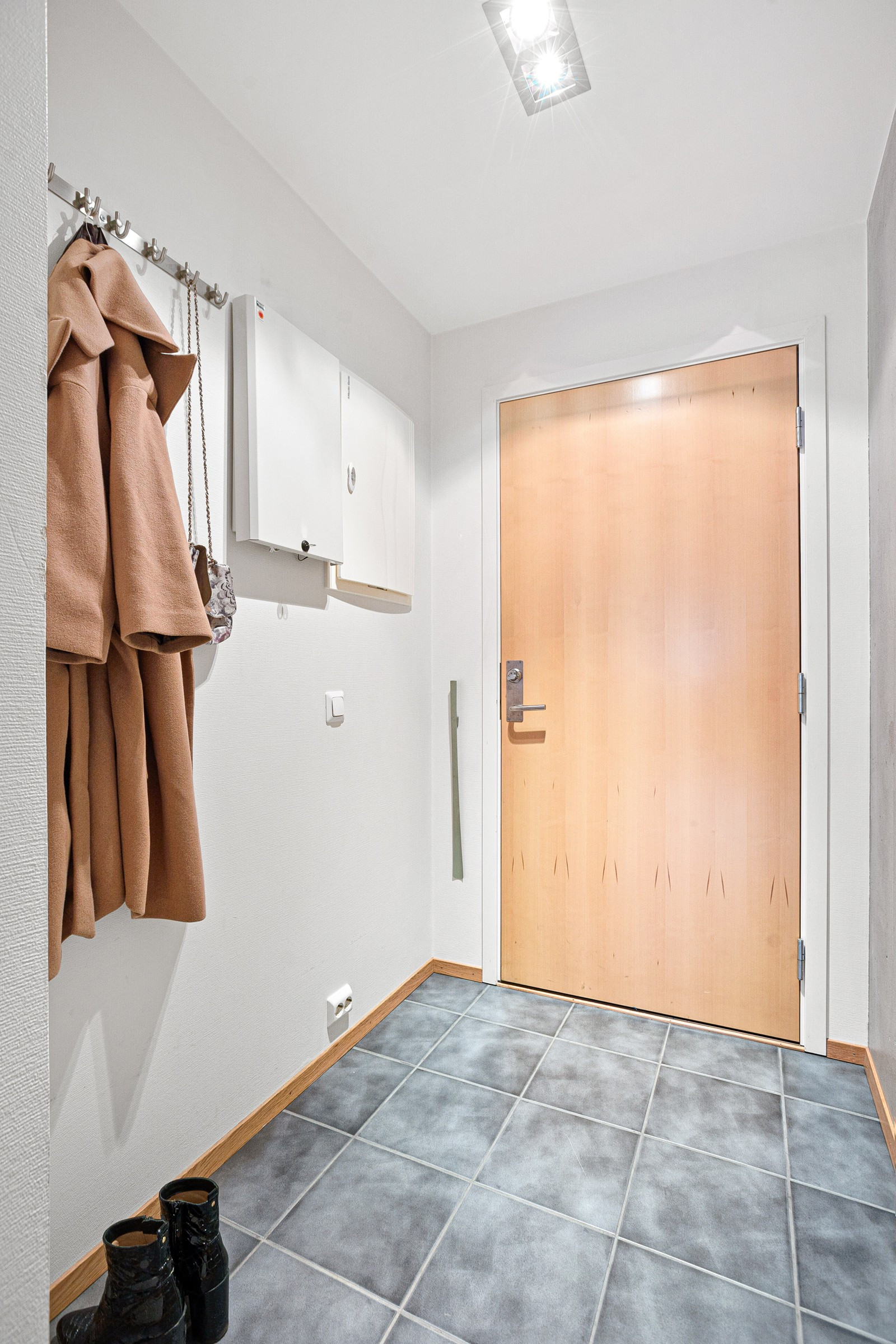 Velkommen inn i gangen, her kan du henge av deg yttertøyet.