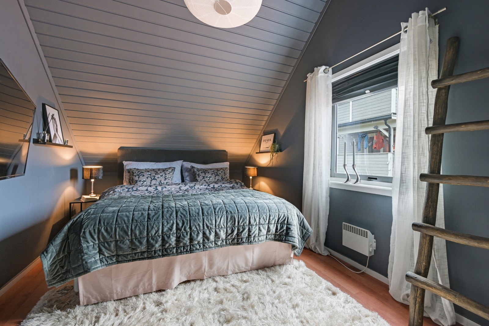 I boligens 2. etasje er det soverom og stor walk in closet (rommet er ikke omsøkt) Galleribilde