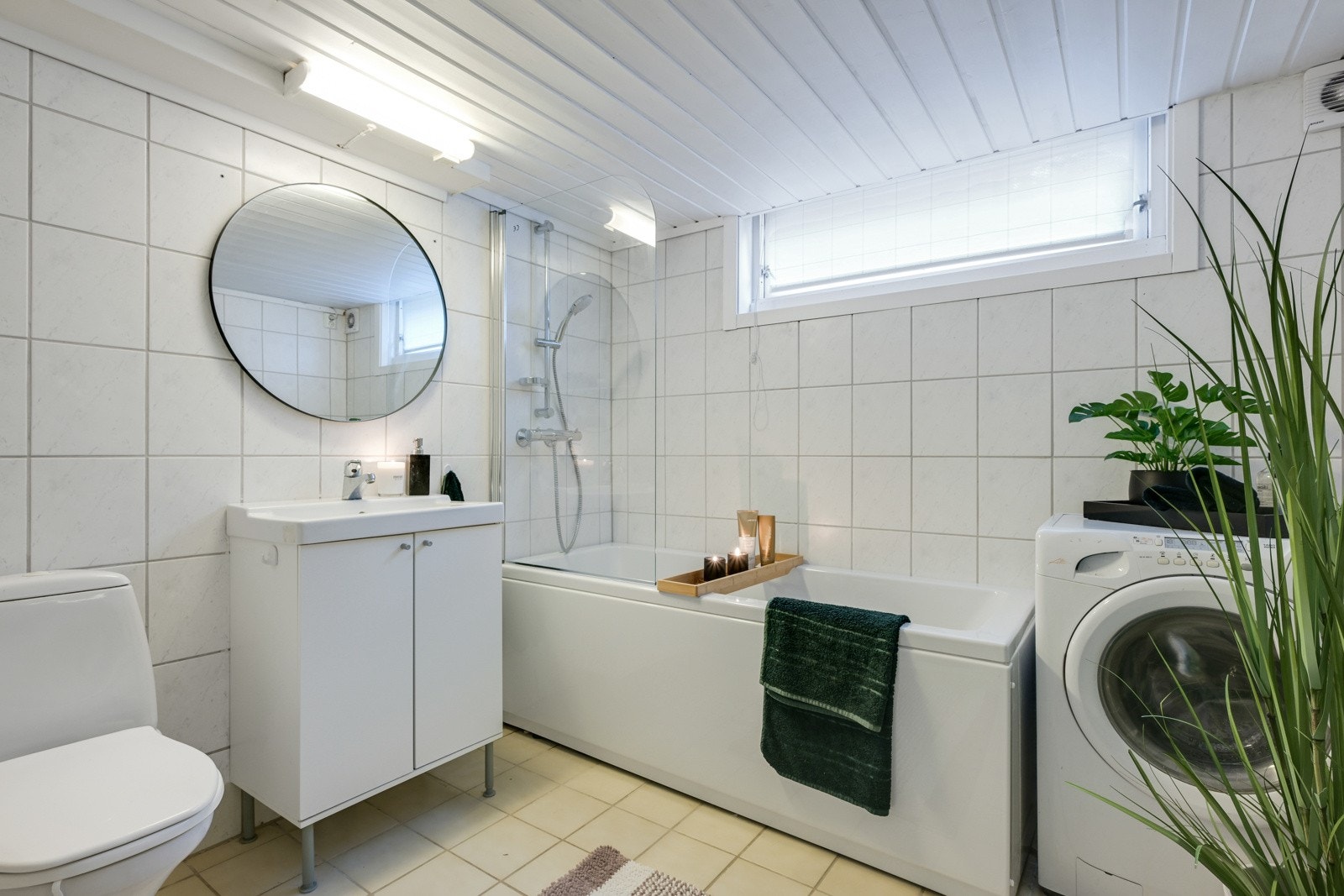 Stort bad med deilig badekar i kjelleren. Galleribilde