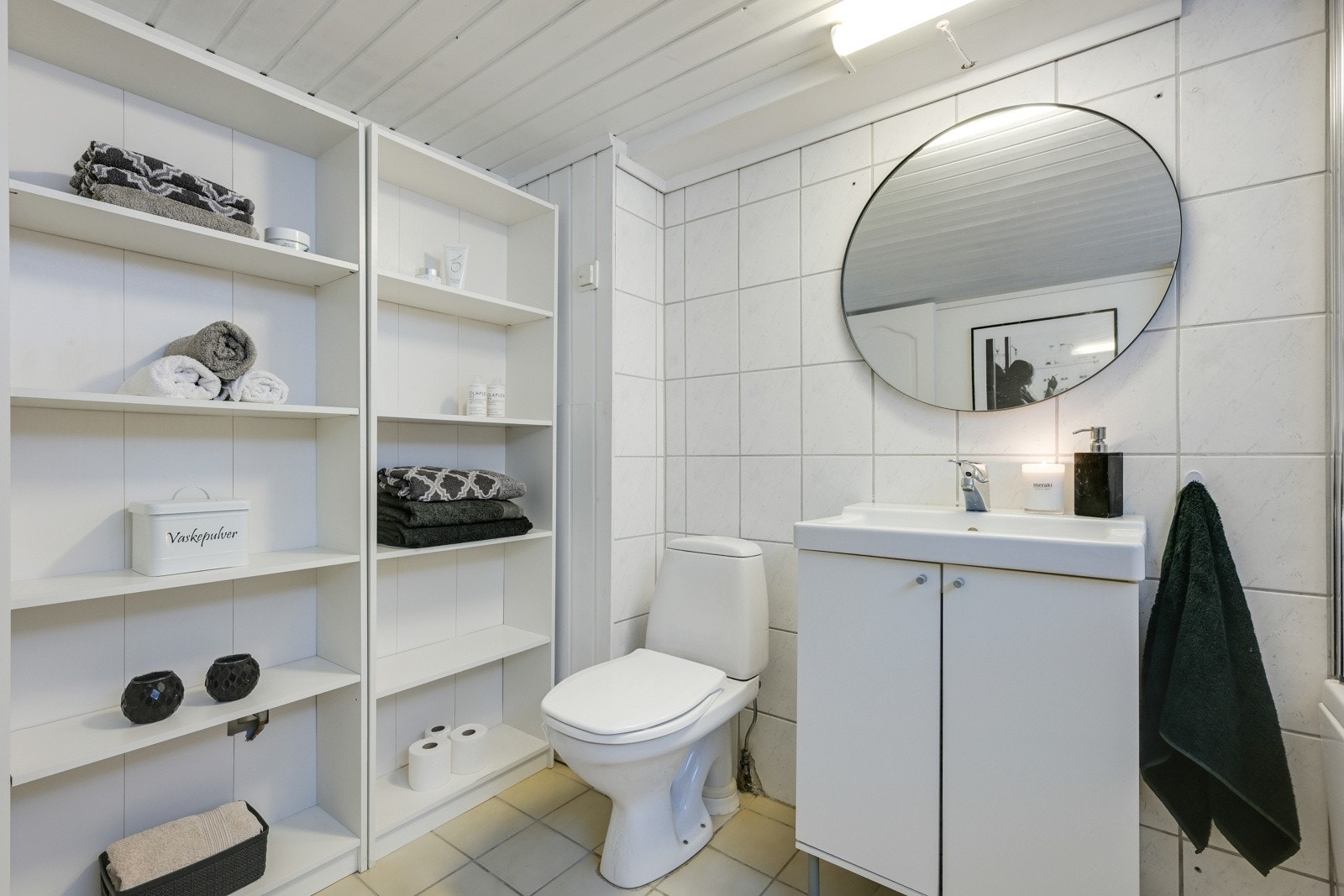God plass til hyller på badet. Galleribilde