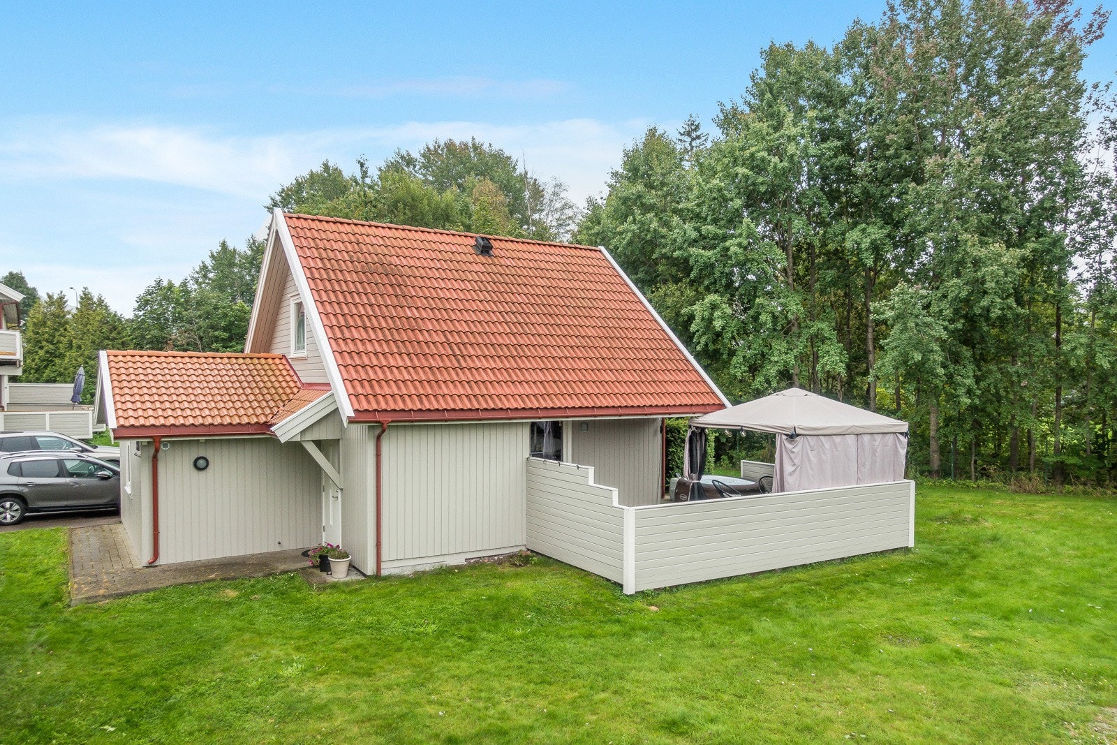 Boligen ligger mot skogen og innerst i sameiet så det er lite innsyn fra de øvrige beboerne. Galleribilde