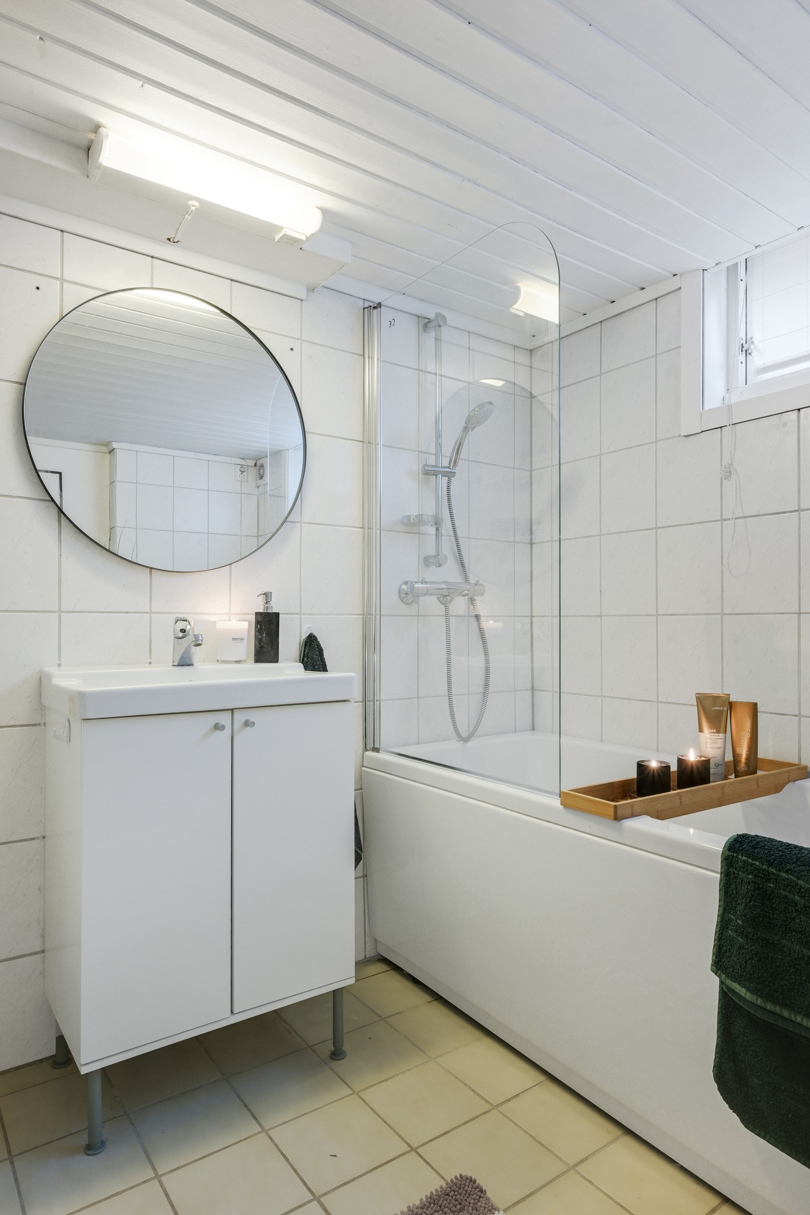 Det er fliser og varmekabler på gulvet og fliser/malt mur på veggene. Galleribilde