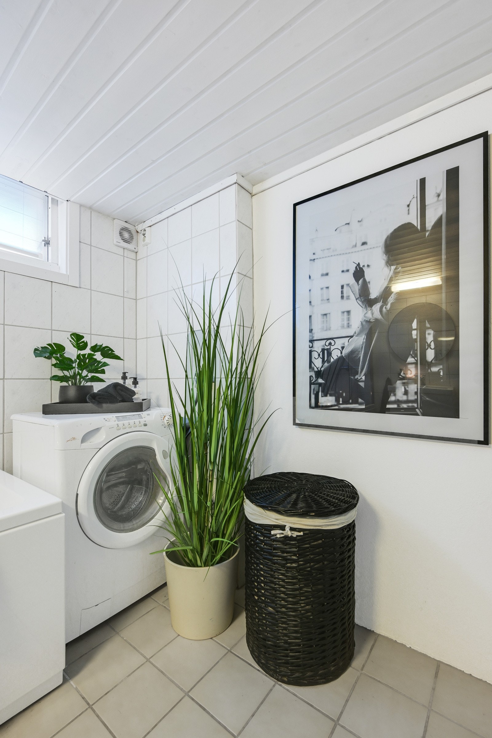 Det er opplegg for vaskemaskin på badet i kjelleren. Galleribilde