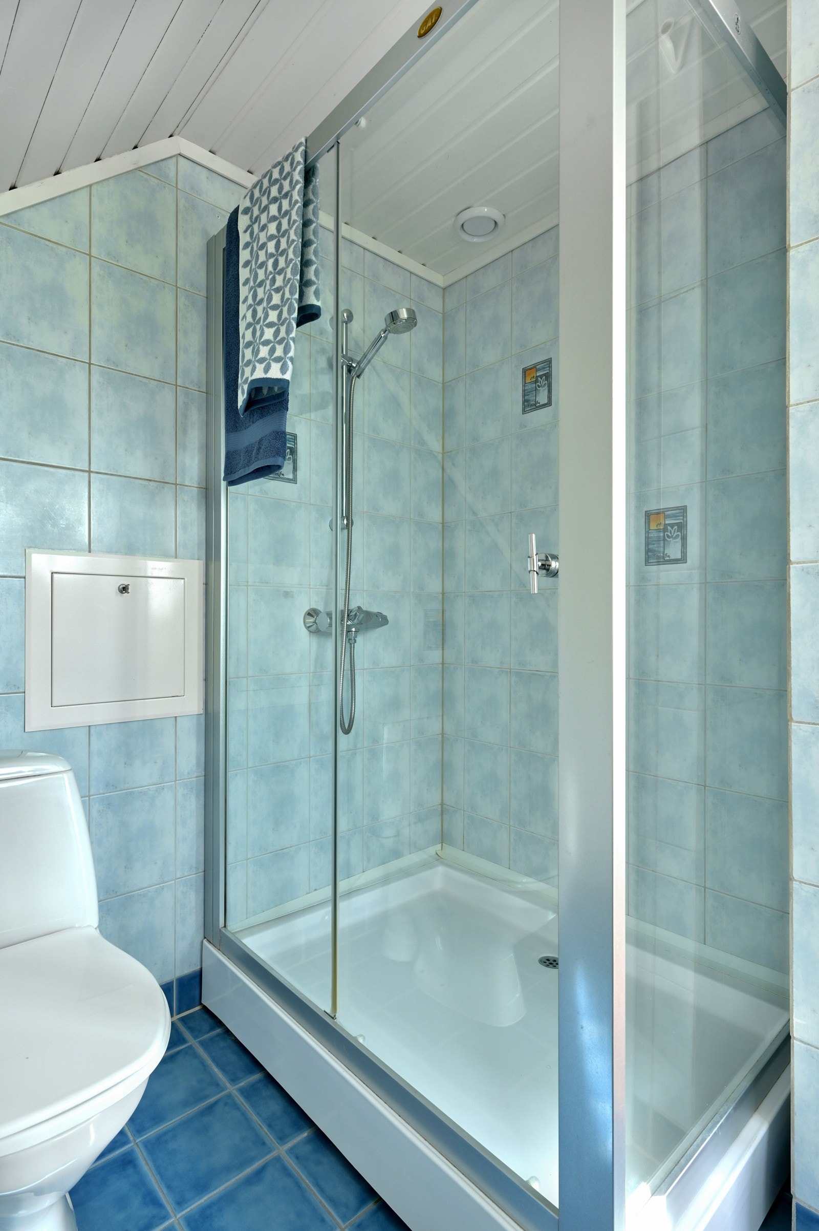 Badet i 2. etasje er innredet med stort dusjkabinett. Galleribilde