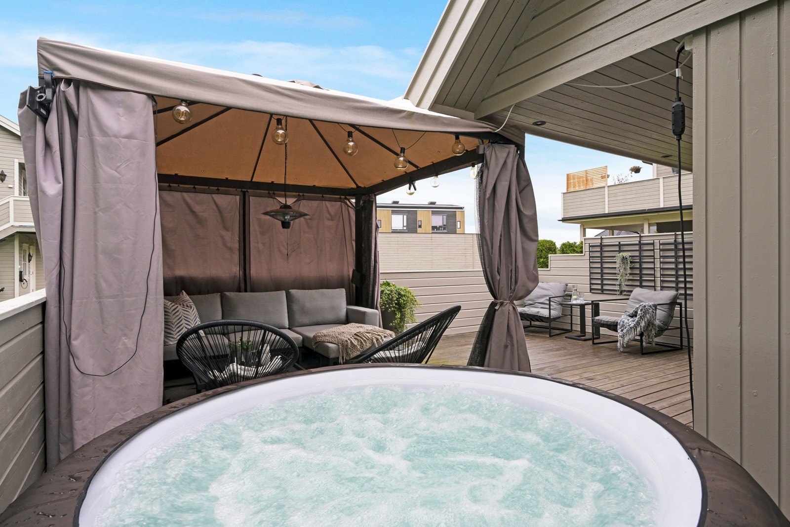 Det er stor terrasse på over 40 kvm. som er skjermt med levegg og rekkverk. Galleribilde