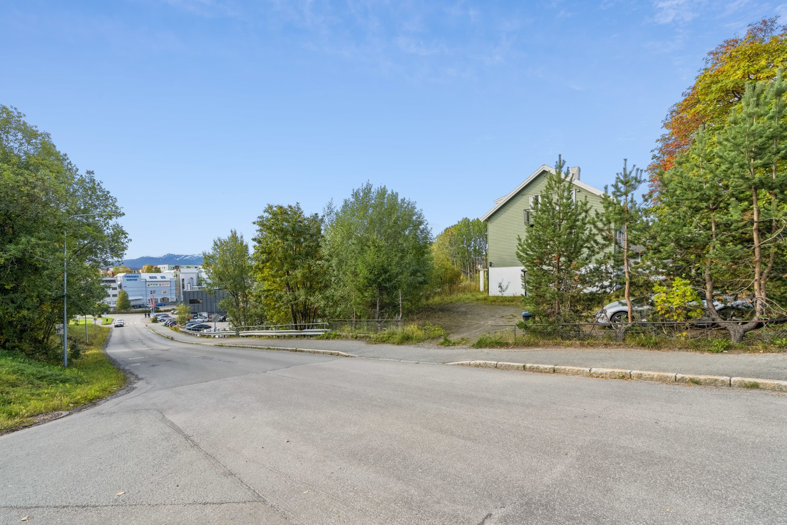 Nærhet til både skole og barnehage.