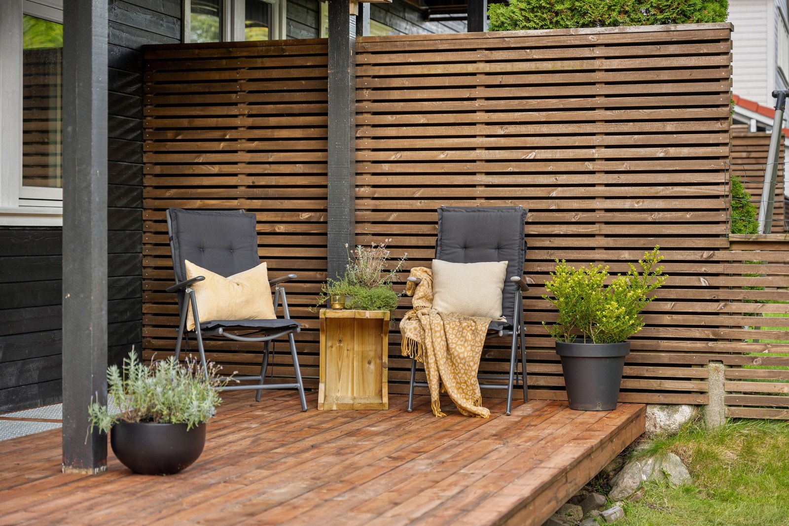 På terrassen er det levegg mot naboen og direkte adkomst til bakhagen. Galleribilde