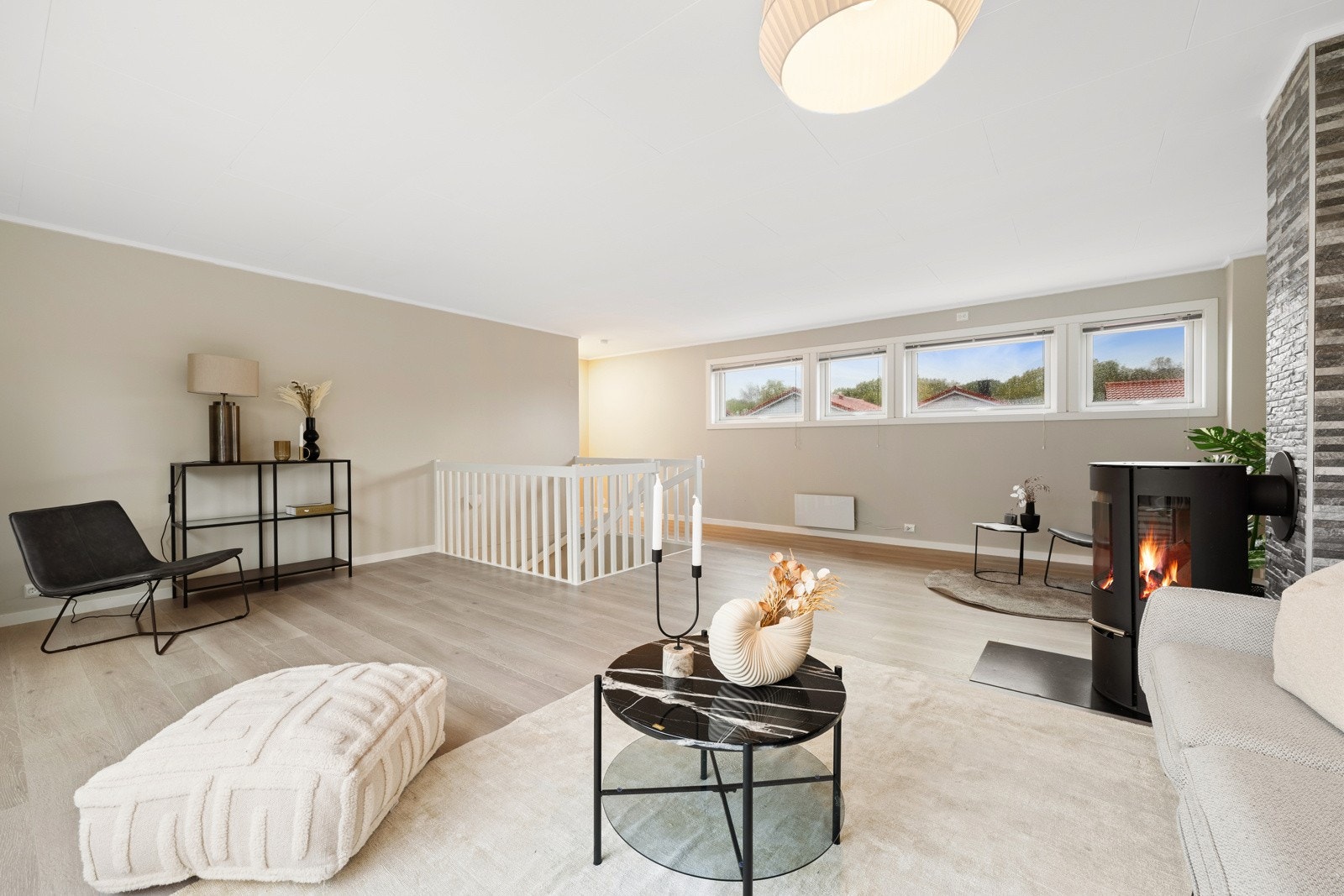 På stuegulvet er det lagt ny 1-stavs laminat, mens veggflatene er malt i en trendy beigetone. Galleribilde