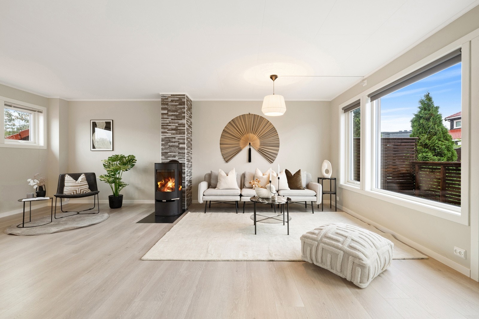 Stuen er et lekkert og meget romslig oppholdsrom for hele familien, med flott gjennomlys via vinduer på begge sider av rommet. Galleribilde