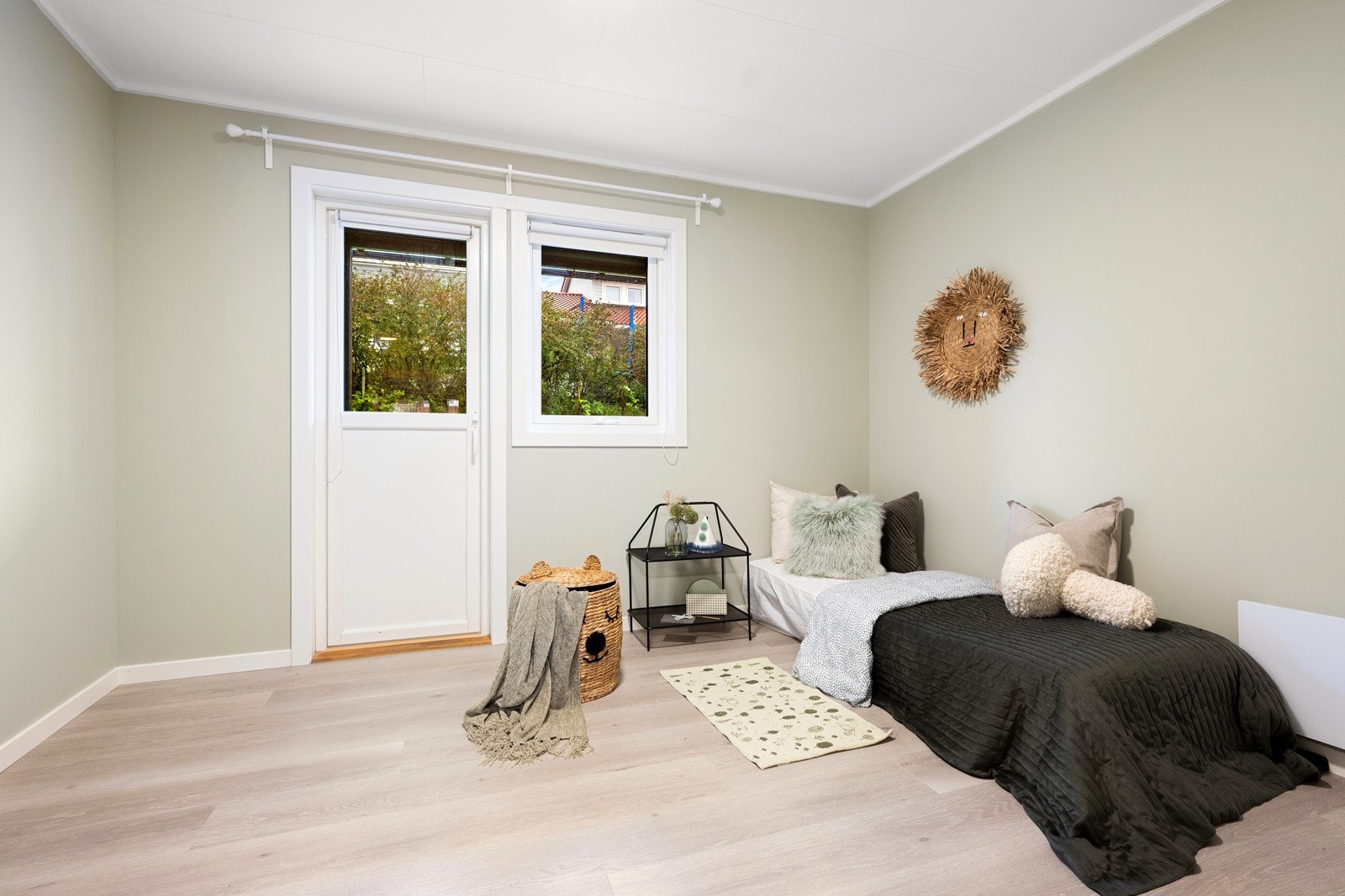 Fra soverommet er det direkte utgang til en ny terrasse som er delvis overbygget og skal ferdigstilles før salget. Galleribilde