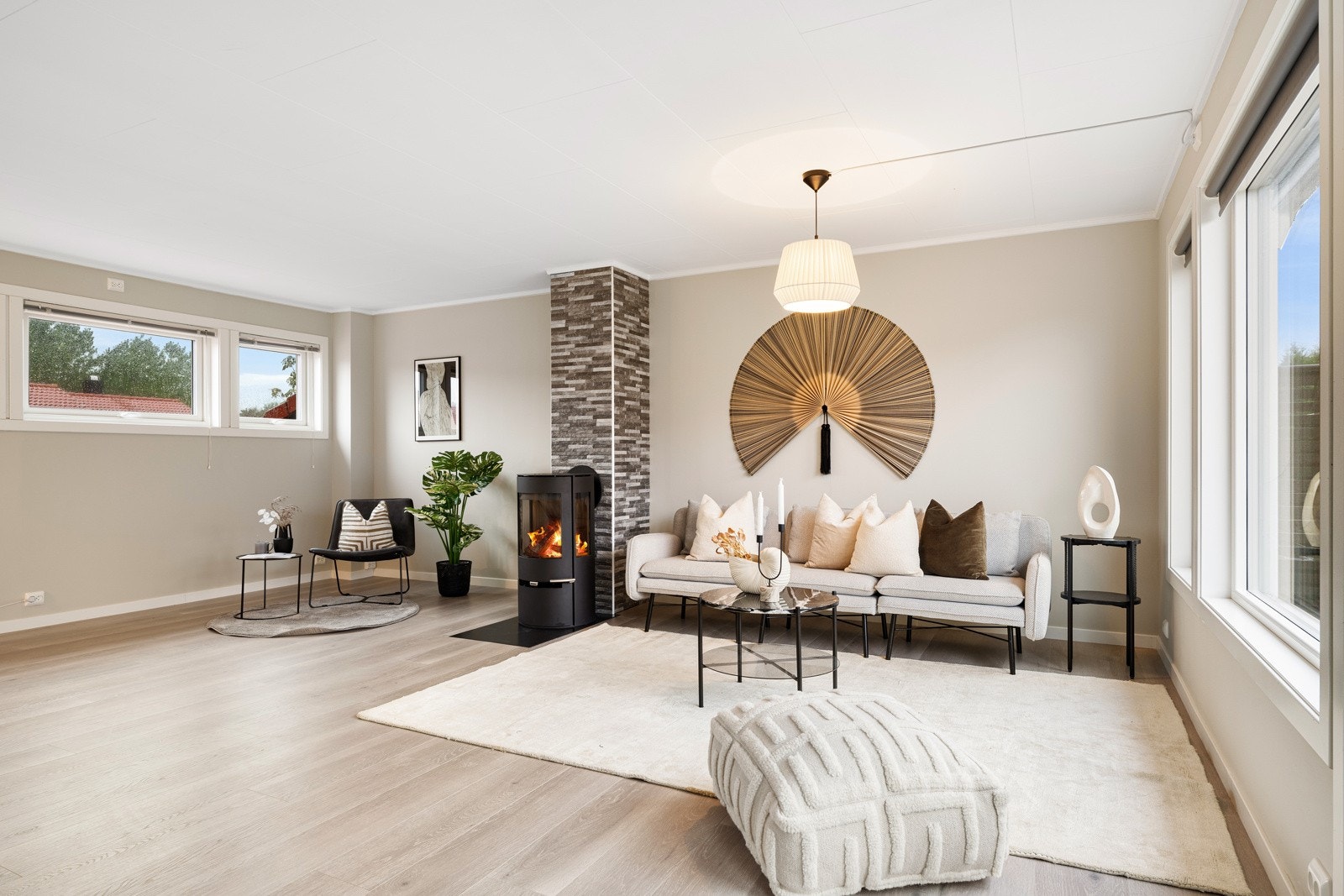 Stuen har god plass til flere brukssoner ? uten at det oppleves rotete. Galleribilde