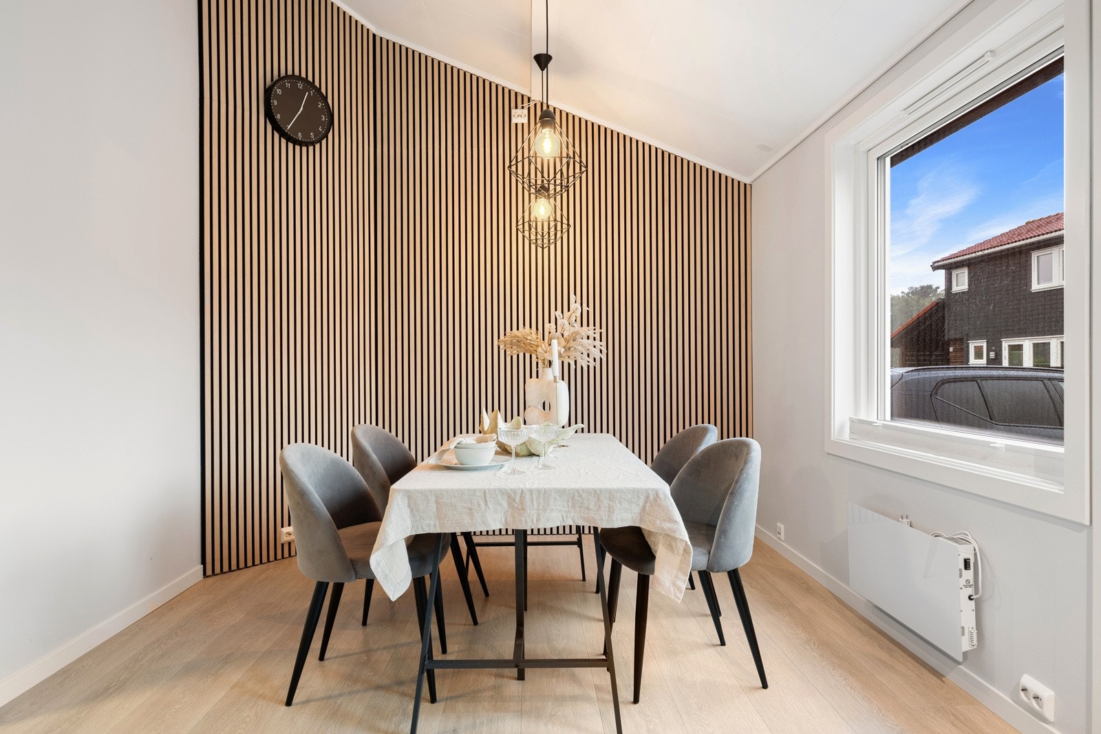 Den ene veggen er kledd med akustiske spileplater for støyreduksjon og en spennende kontrast. Galleribilde