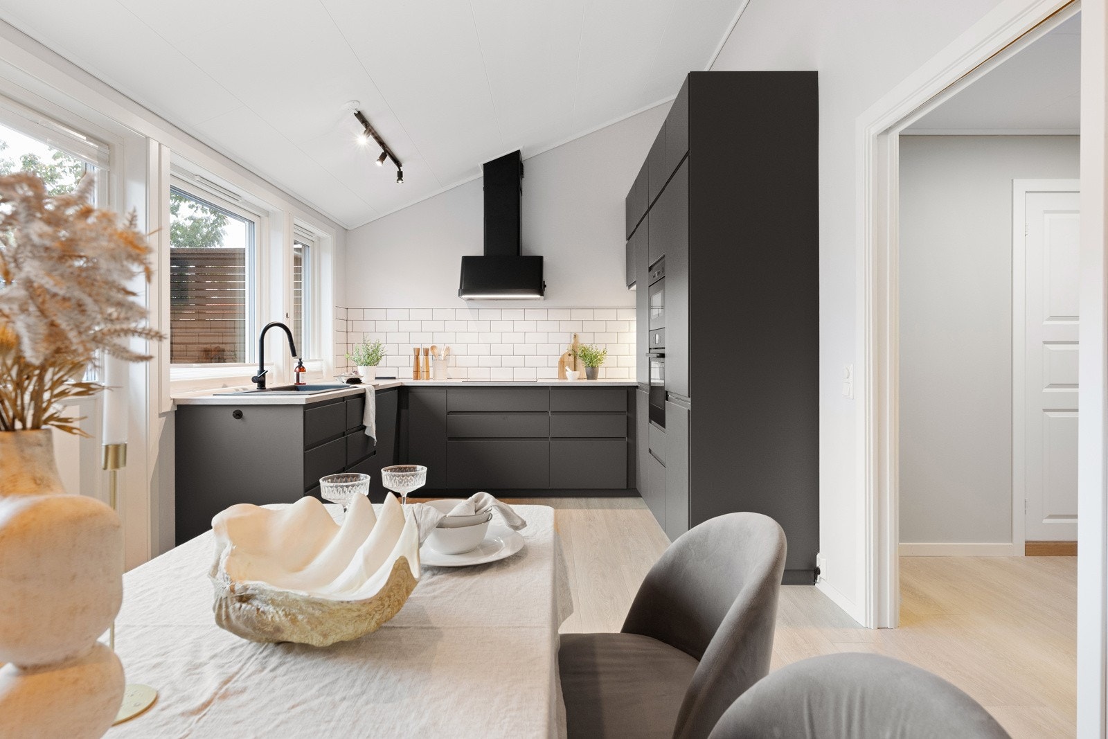 Kjøkkenet har skråhimling med god takhøyde, noe som bidrar til en herlig og luftig atmosfære. Galleribilde