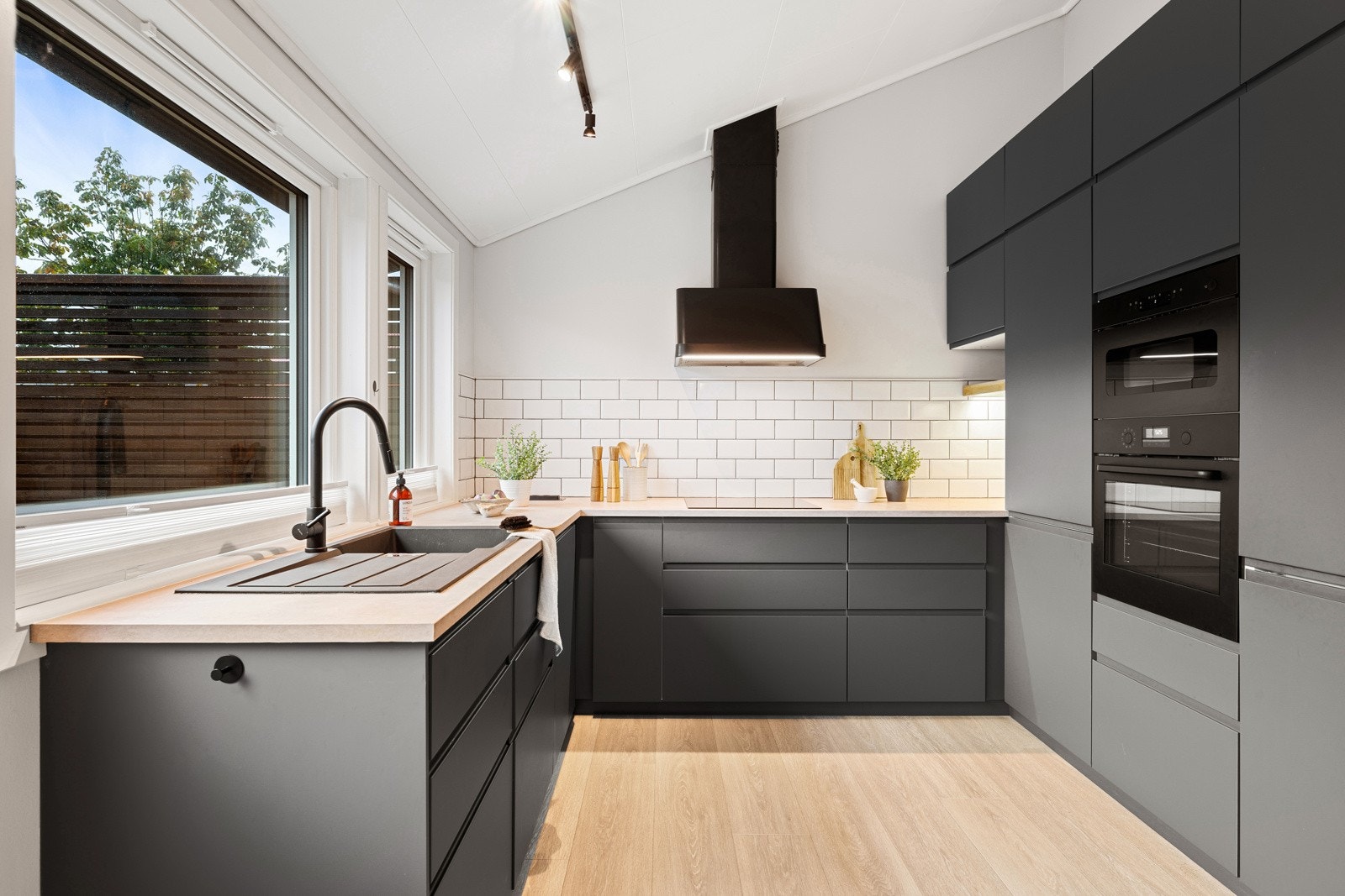 Kjøkkenet er oppført i en stor og smart u-form med Ikea-innredning fra 2023. Galleribilde