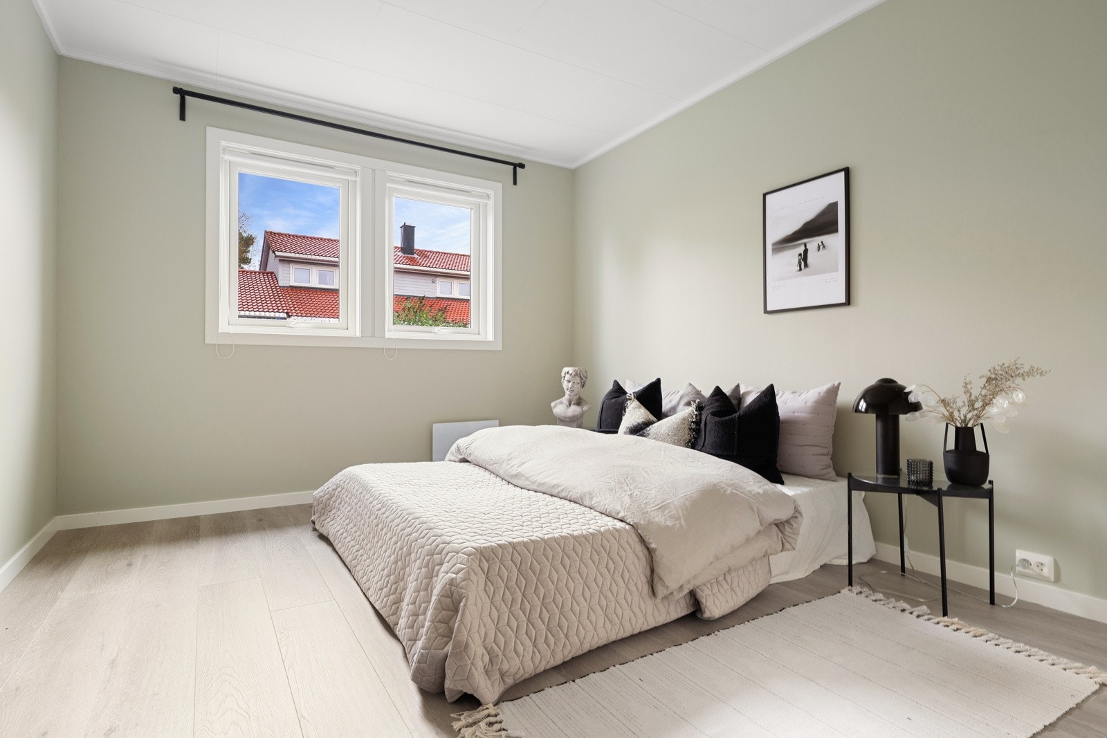 På hovedsoverommet er det god plass til dobbeltseng og annet møblement. Galleribilde