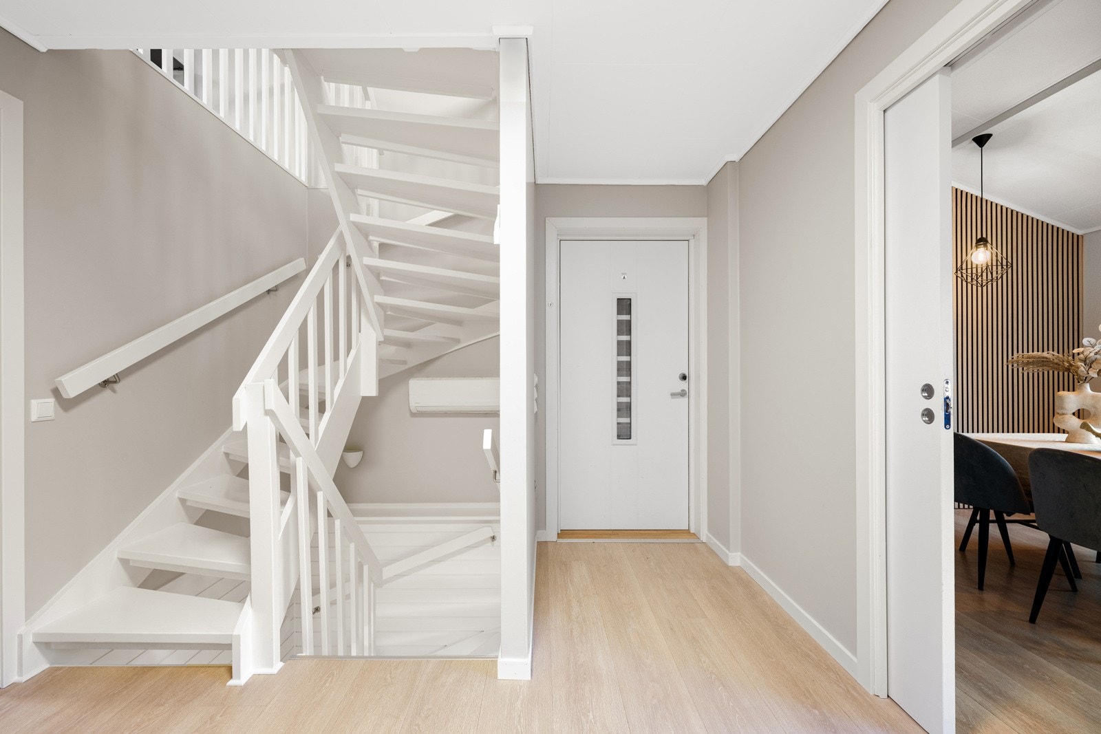 Innbydende entré som står i stil til huset for øvrig, med nytt 1-stavs laminatgulv og veggflater malt i en dus trendfarge. Galleribilde