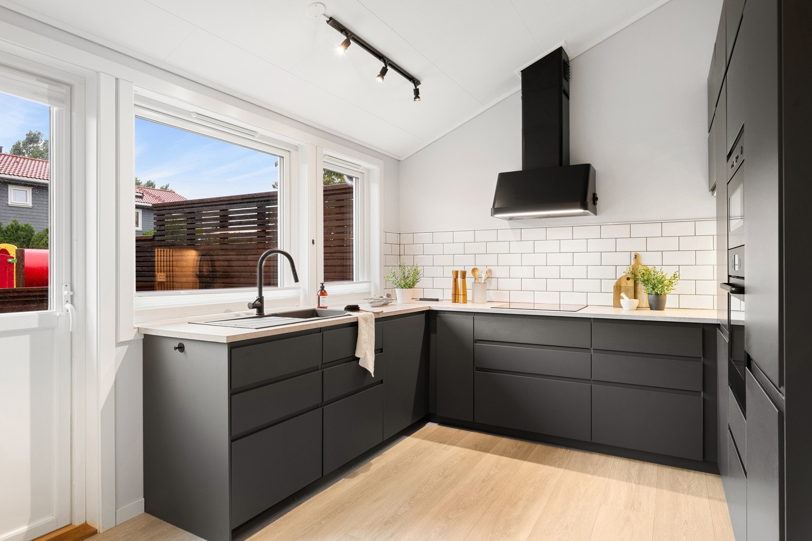 Av hvitevarer har kjøkkenet integrert induksjonstopp, stekeovn, oppvaskmaskin, mikrobølgeovn og kombinert kjøl/frys. Galleribilde