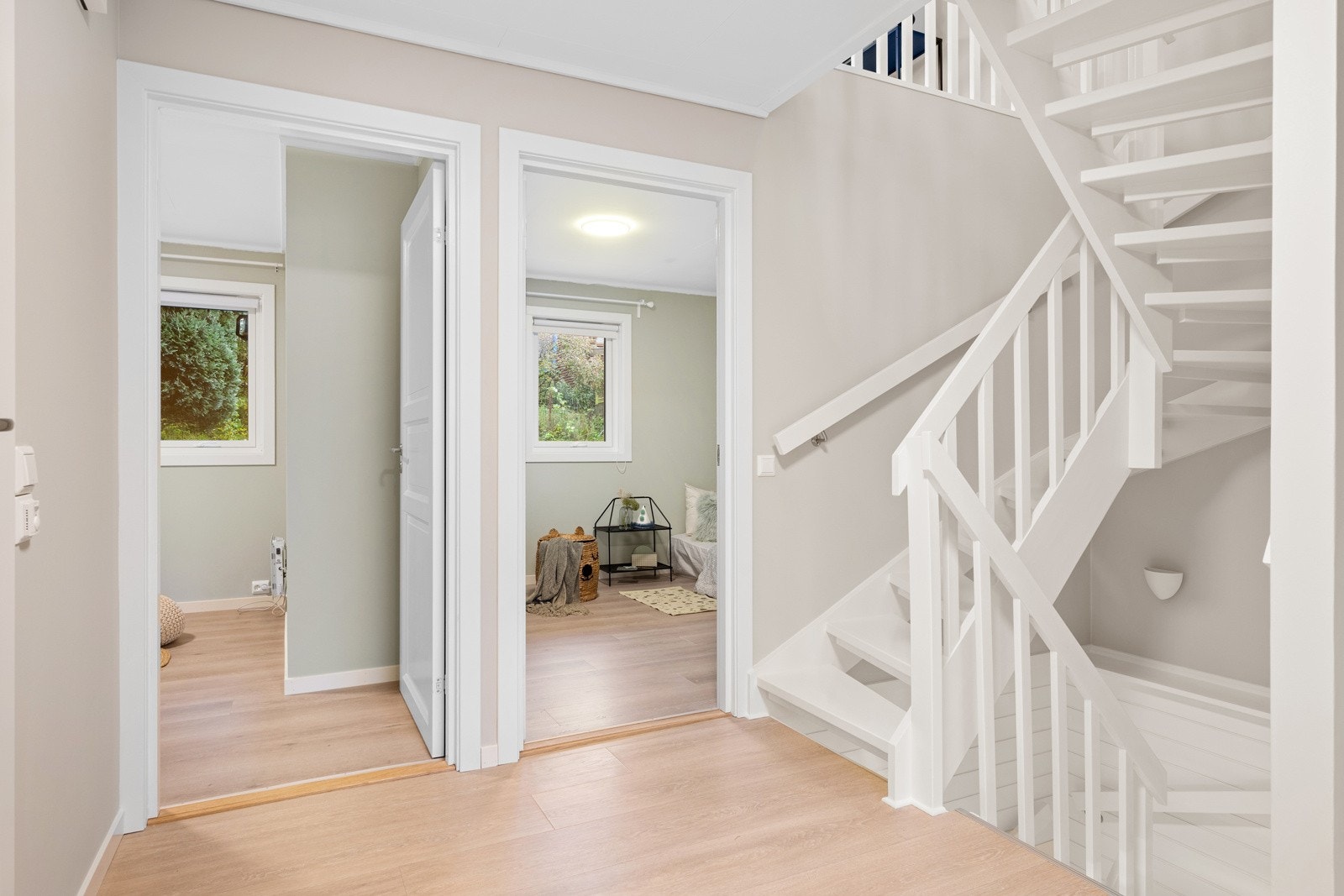 Det er installert ny belysning i hele huset, og boligen har innvendige dører fra 2022. Galleribilde