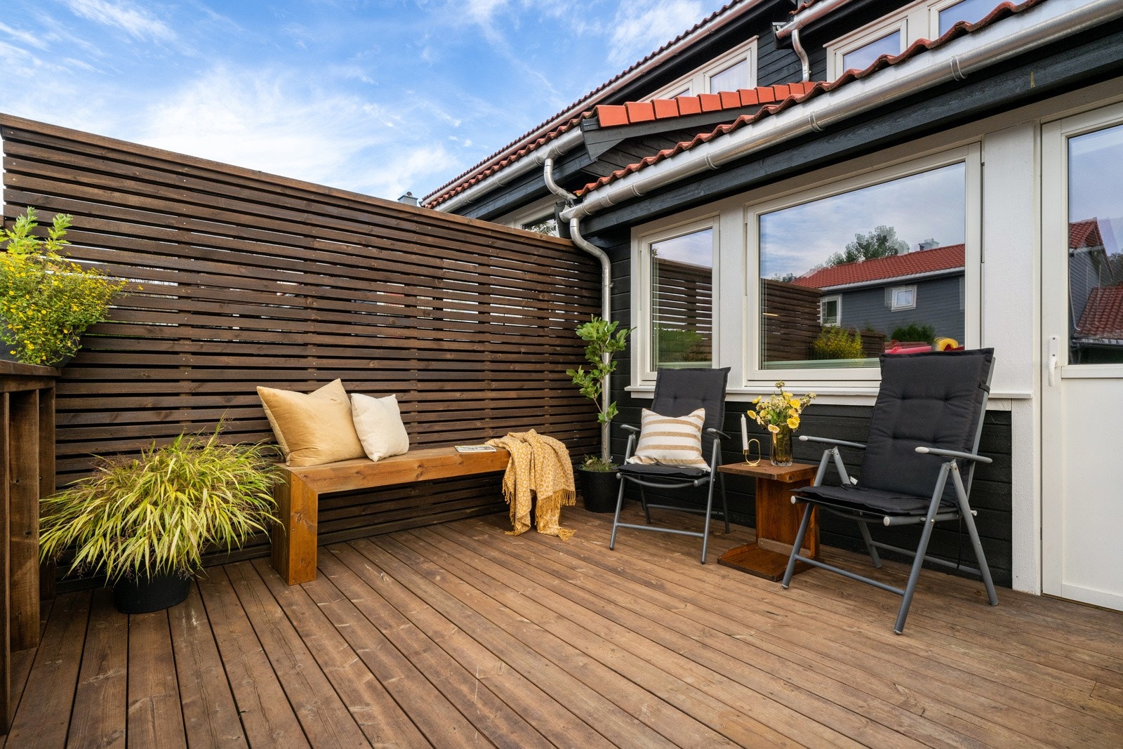 Fra kjøkkenet er det utgang til en herlig terrasse på ca. 12 kvm, med levegg mot naboen og port ut til gårdsrommet. Galleribilde