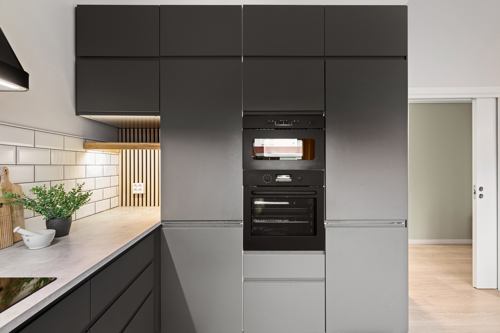 Ovnene er praktisk plassert i et høyskap. Galleribilde