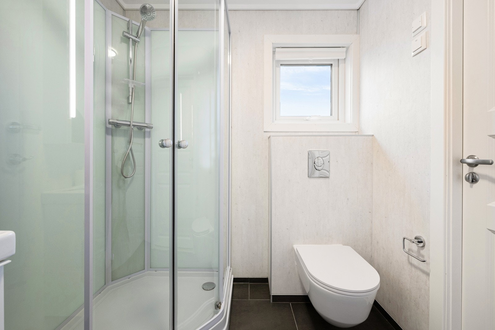 Det er varme i gulvet og dusjkabinett i glass. Galleribilde