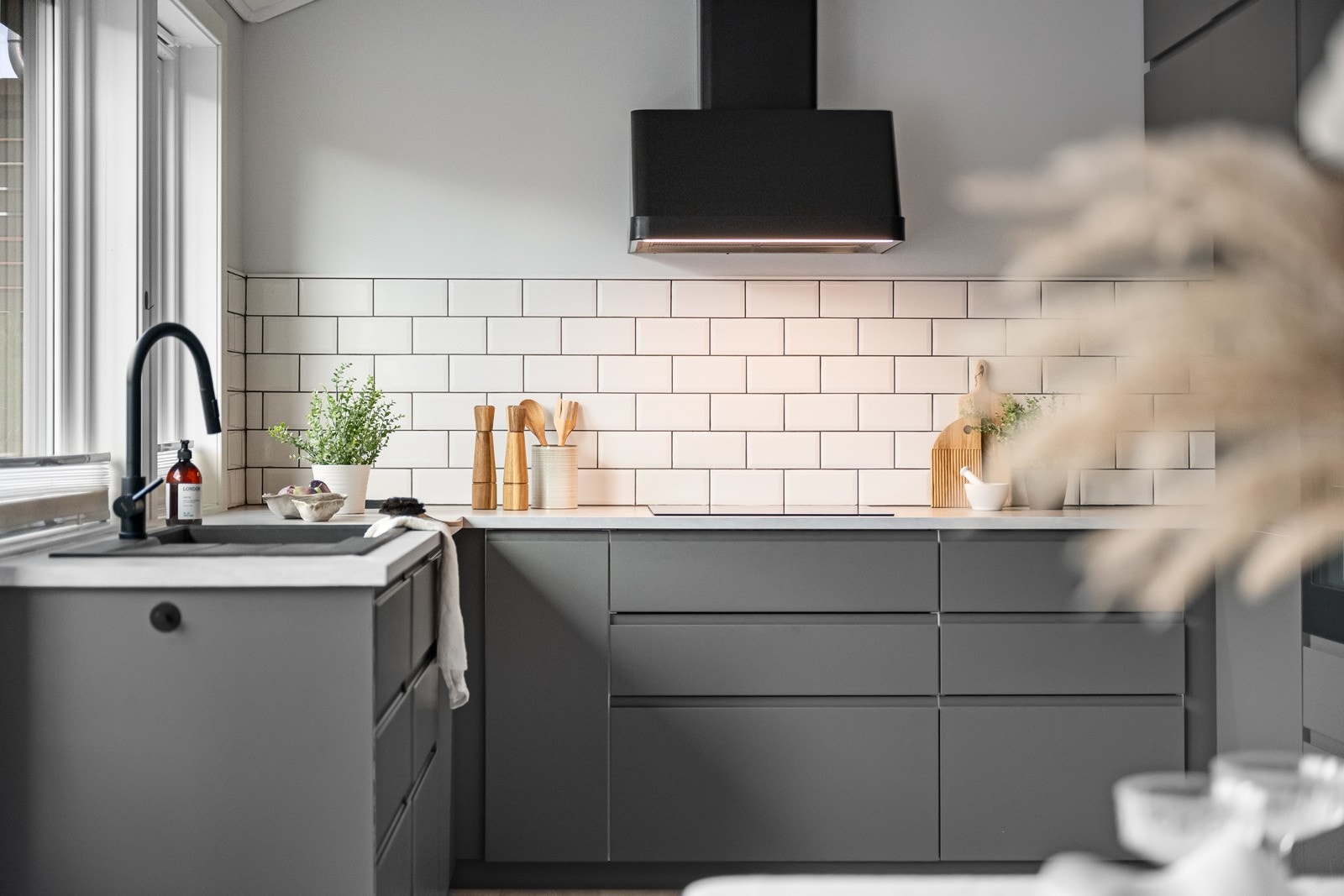 For et luftigere uttrykk er flere overskap droppet til fordel for åpne flater, men det er likevel godt med skap- og skuffeplass på kjøkkenet. Galleribilde