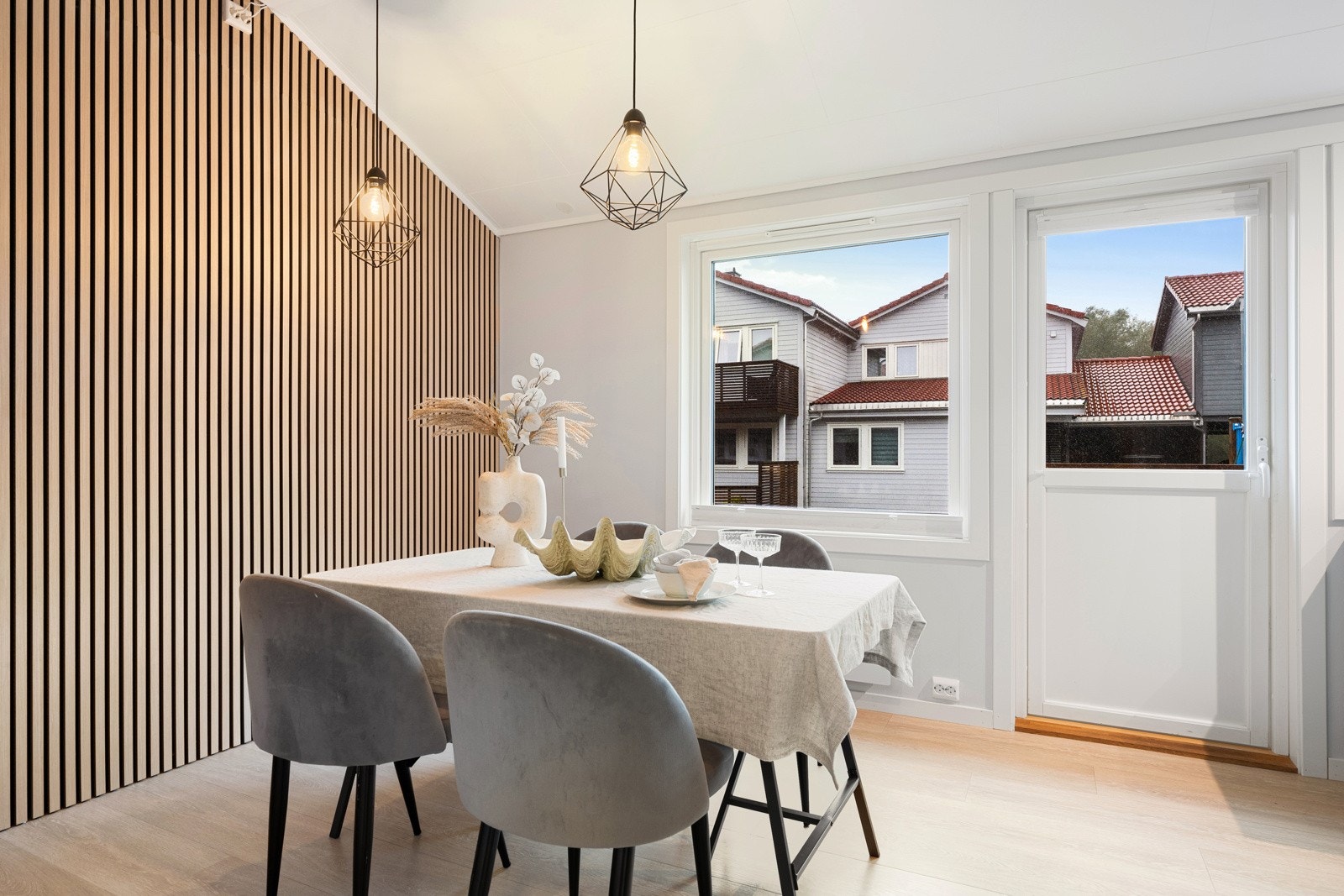 Det er direkte utgang til terrassen med kveldssol, perfekt for hyggelige grillmiddager med familie og venner. Galleribilde