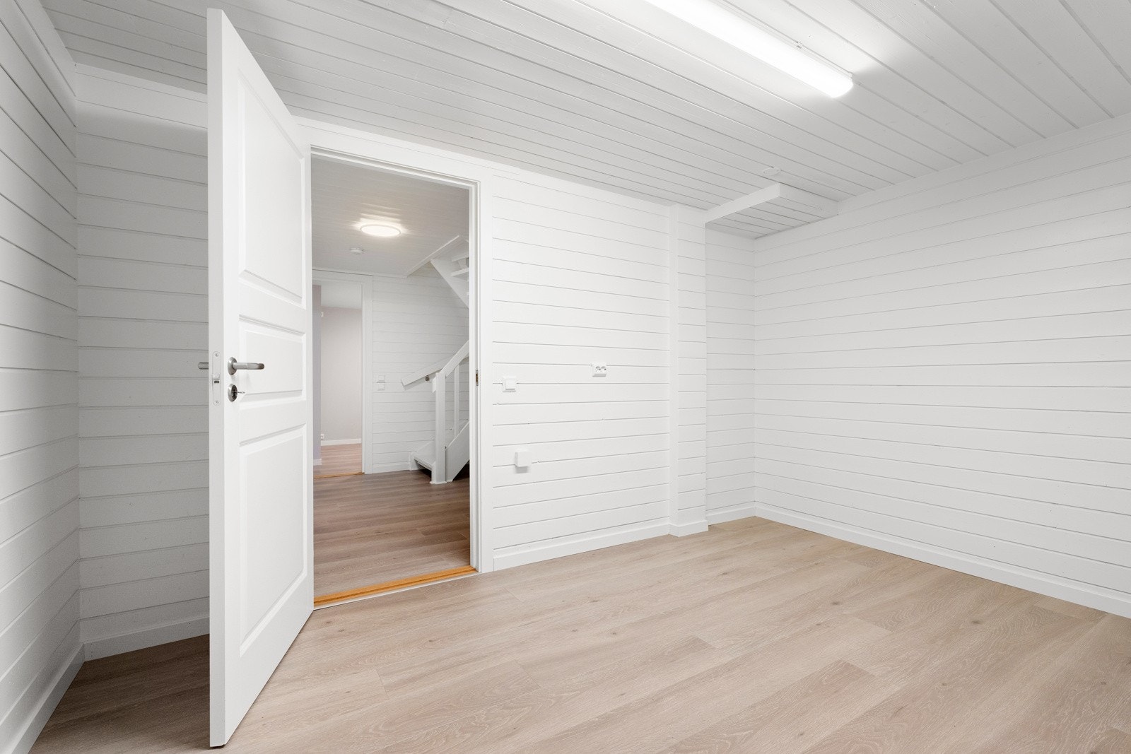 En ca. 200 liters varmtvannsbereder fra 2006 er plassert på vaskerommet. Galleribilde