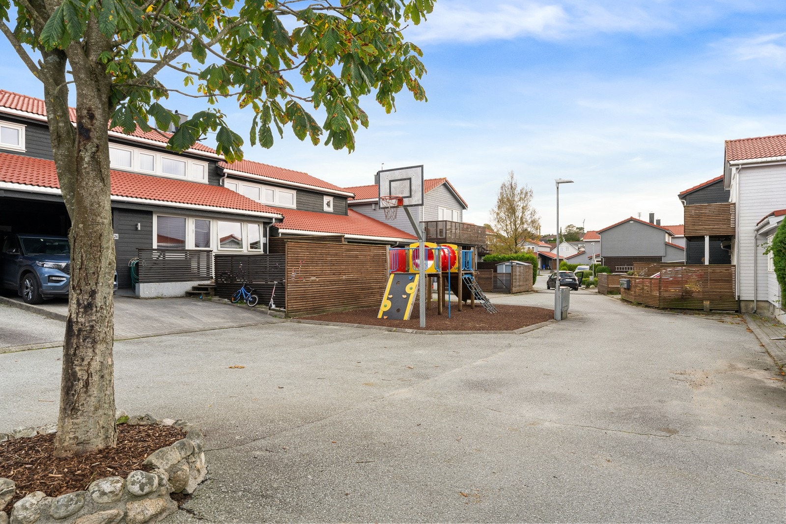 Rekkehuset ligger i en trygg og rolig blindvei, rett ved turmuligheter og en rekke aktiviteter. Galleribilde