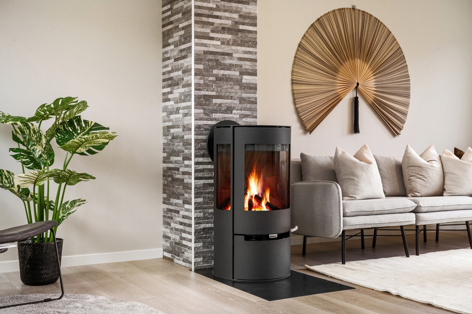 Lune kvelder sikres av en peisovn fra 2022. Galleribilde