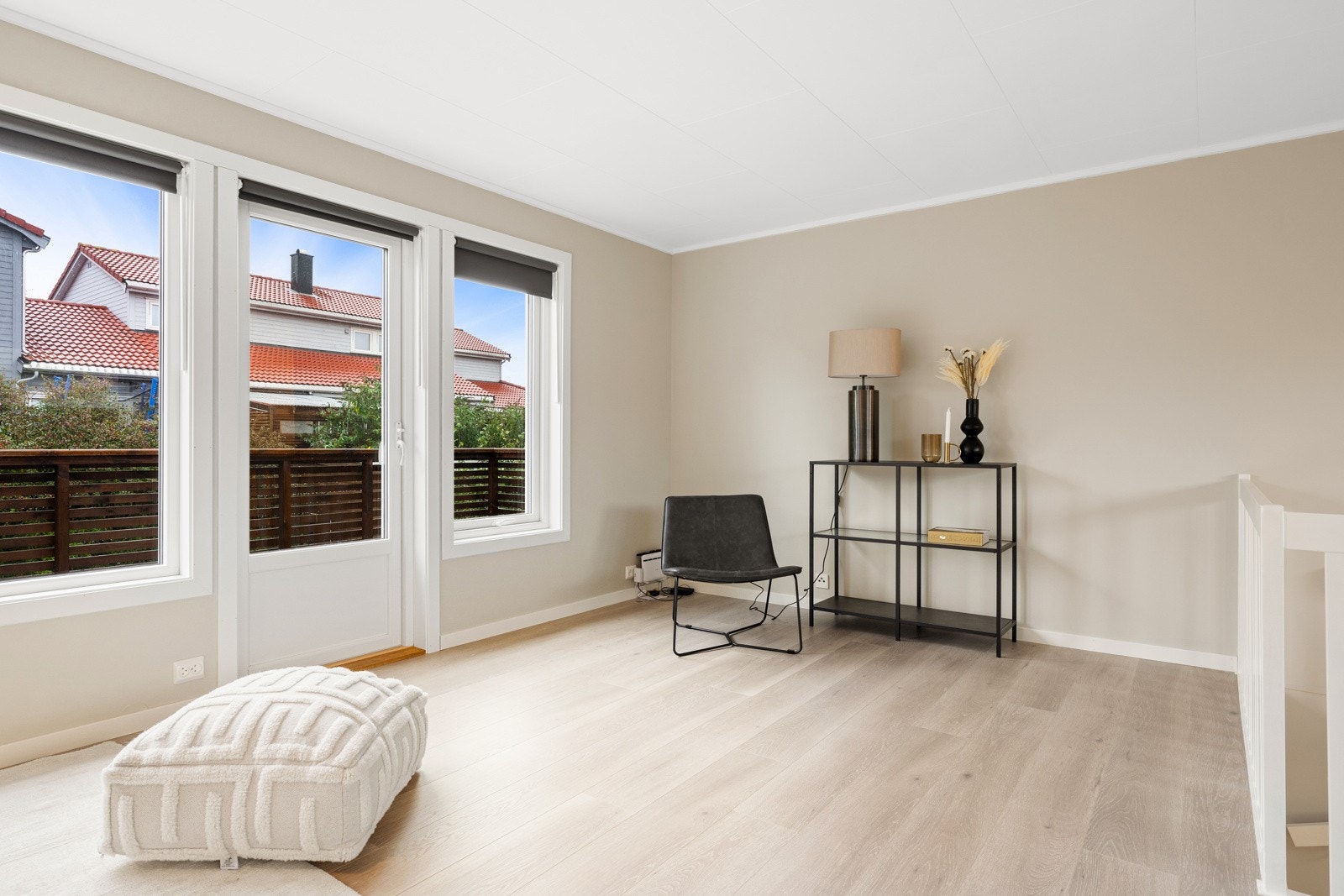 Ut mot balkongen er det glassdør og store vinduer, og om sommeren er det hyggelig å trekke ut for avslapping i varmen. Galleribilde