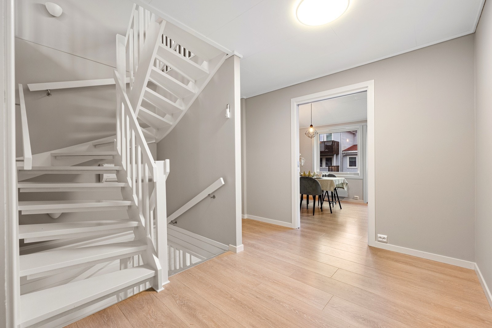 I trappeløpet ned mot kjelleren er det installert en ny varmepumpe for jevn og behagelig varme. Galleribilde