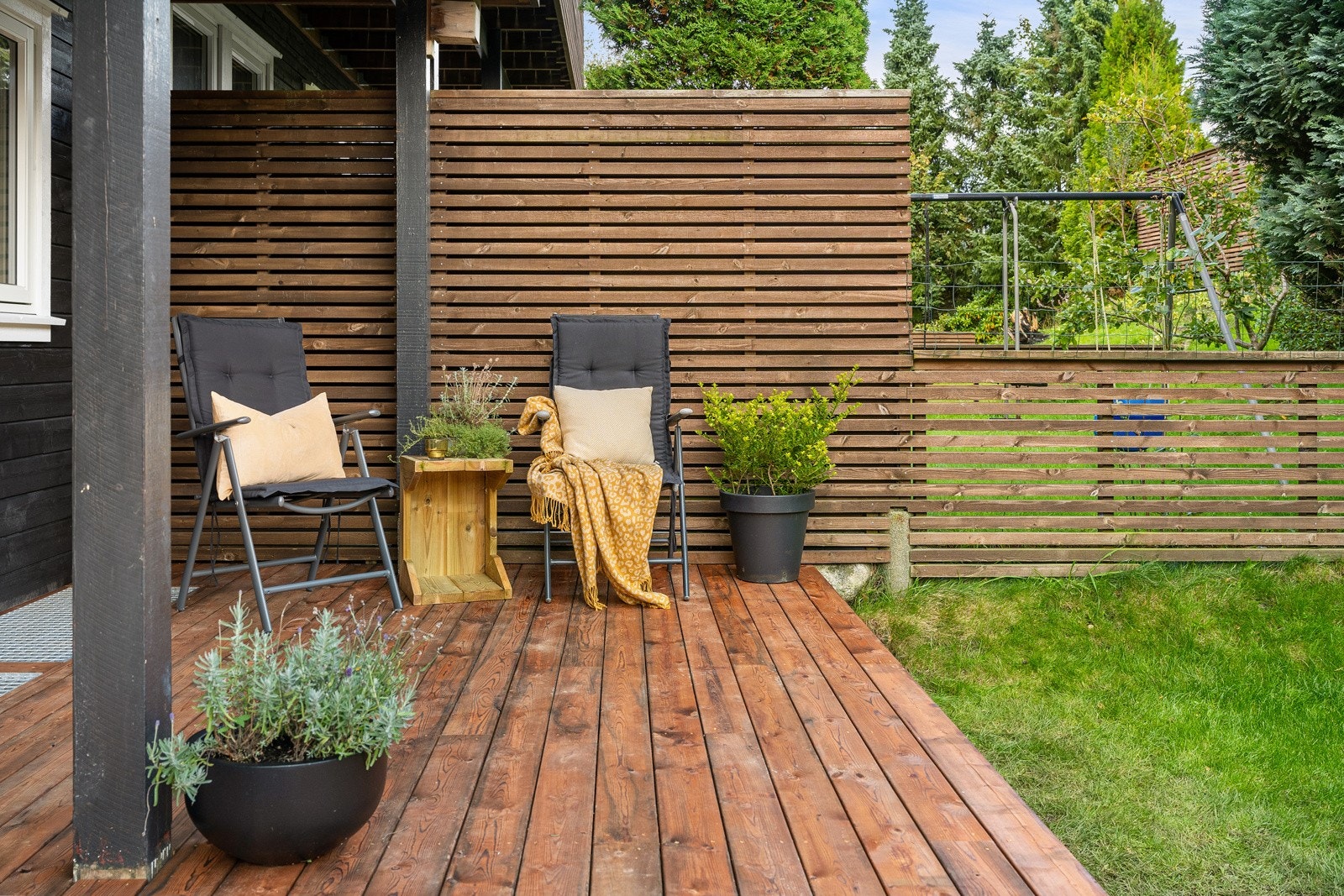 Det er morgensol i bakhagen og kveldssol på terrassen i front. Galleribilde