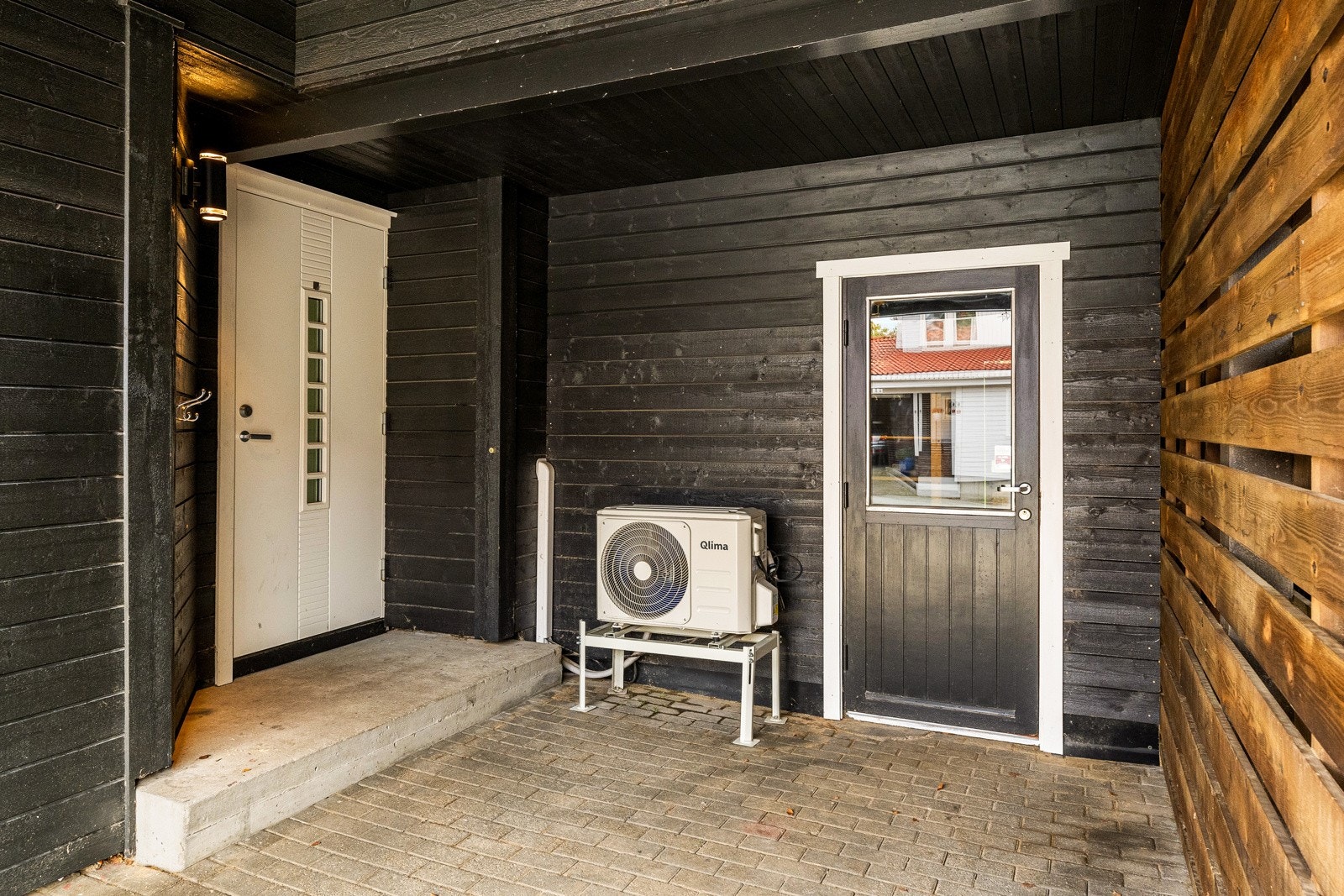 Rekkehuset har et overbygd og godt skjermet inngangsparti i carporten. Galleribilde