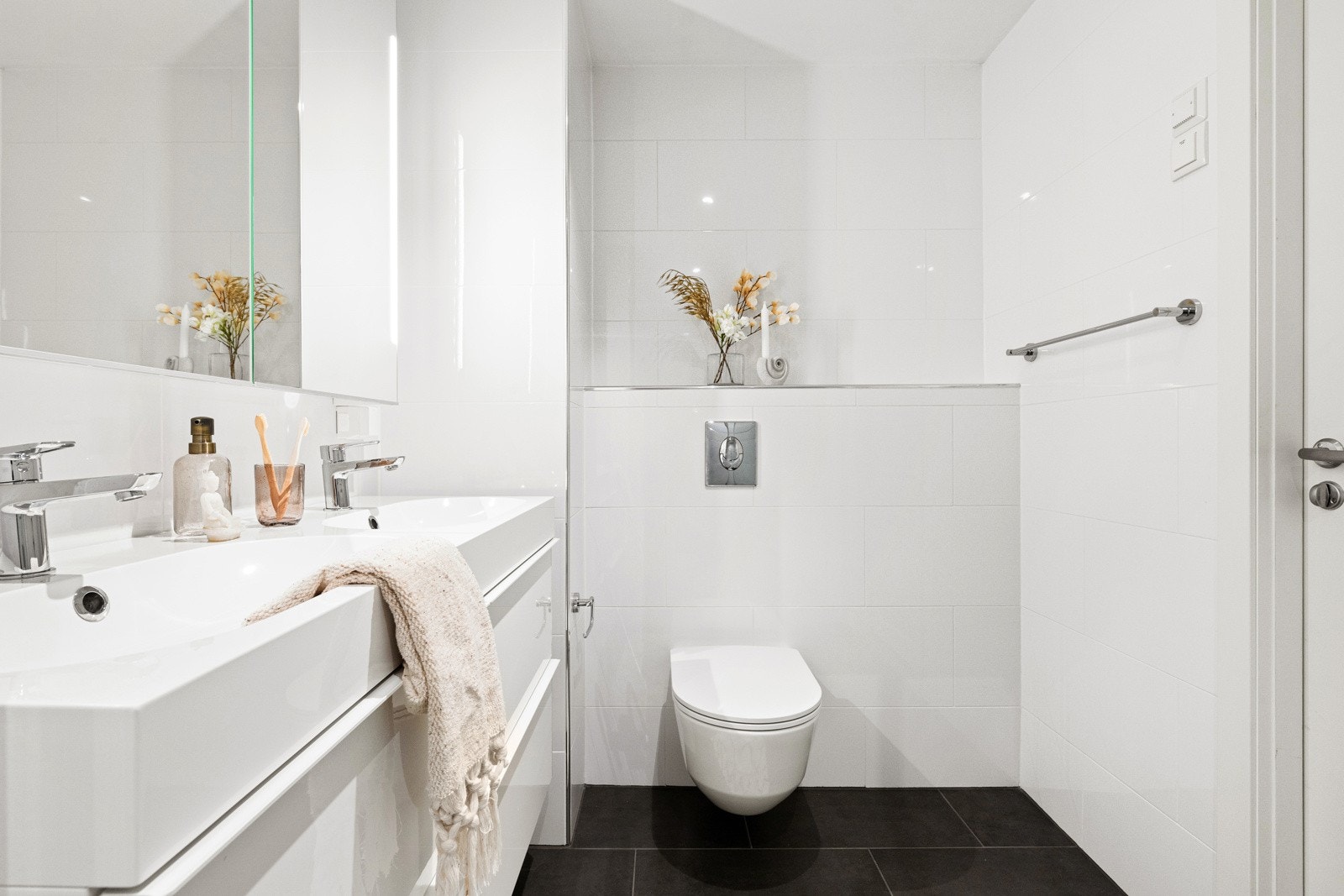 Badet har gulvvarme, downlights og vegghengt toalett. Galleribilde