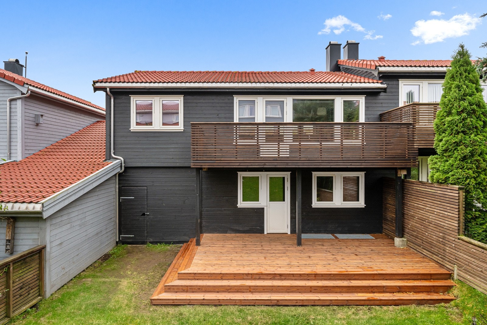 På baksiden har huset en fin hage med gressplen, gjerde, diverse beplantning og plass til trampoline. Galleribilde