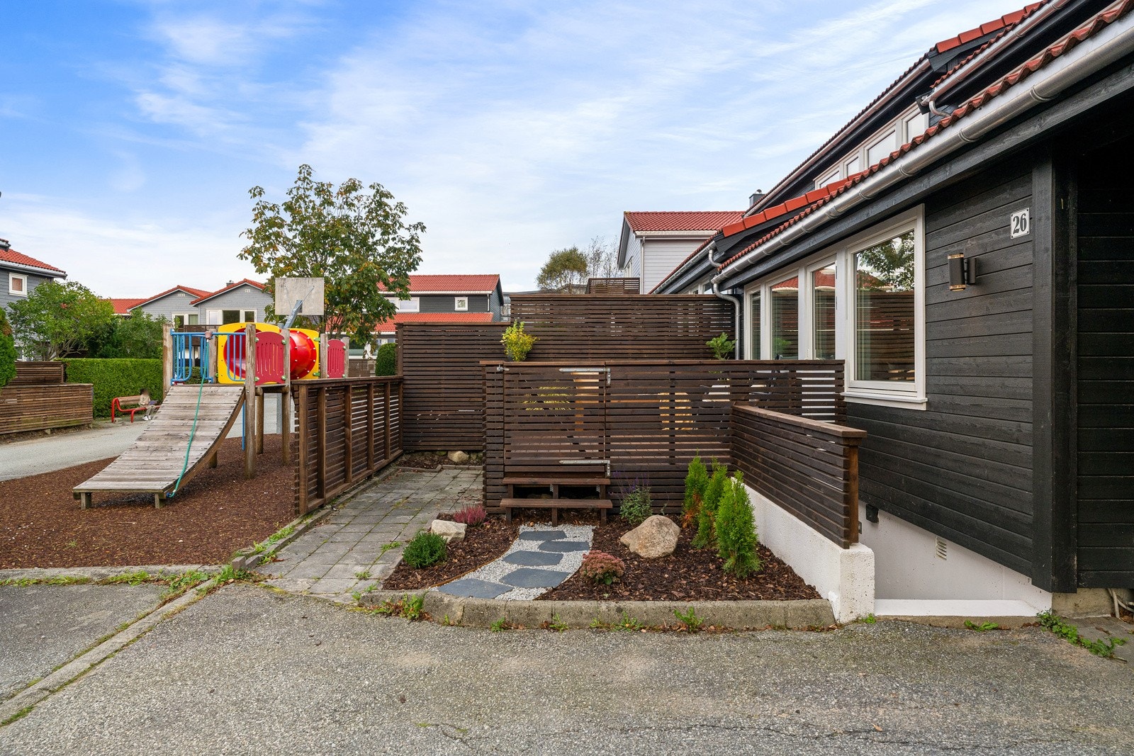 Til barnas store glede er det lekeplass og basketballkurv rett foran huset. Galleribilde