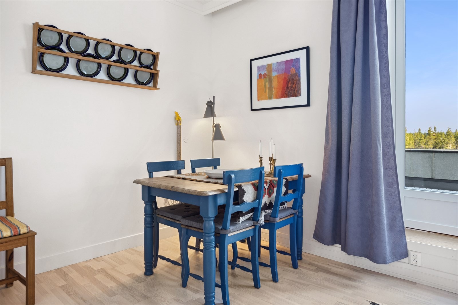 Det er også plass til en spisegruppe i stuen. Galleribilde