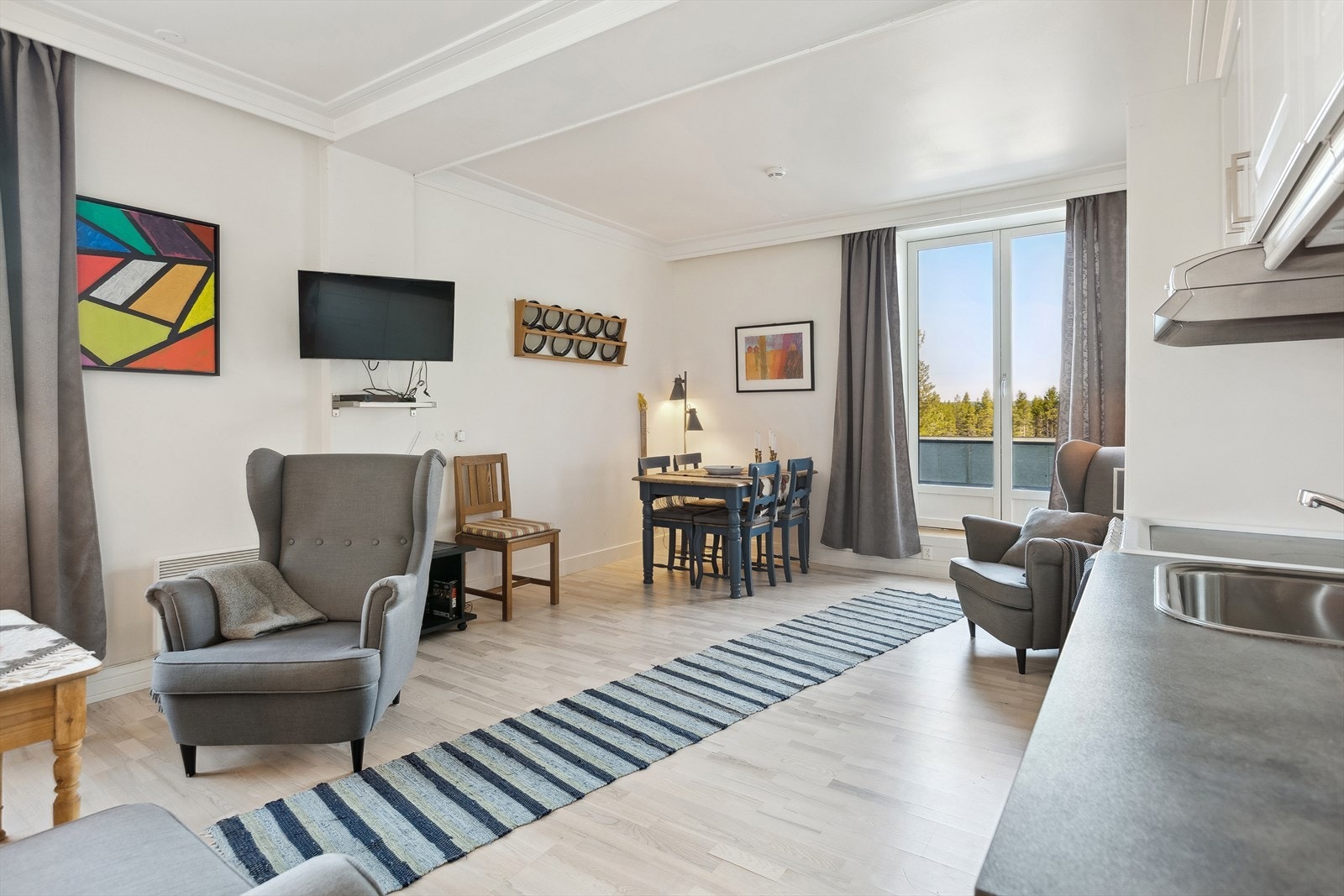Leiligheten har egen avtale på å disponere utvendig terrasse utenfor verandadøren. Galleribilde