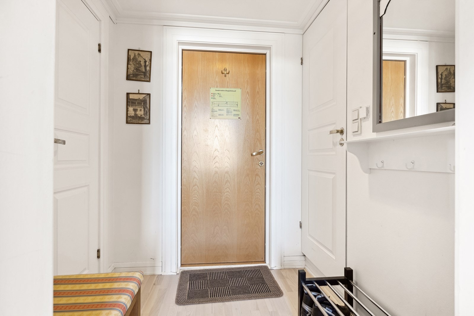 Entré med plass til å henge fra seg yttertøy. Galleribilde