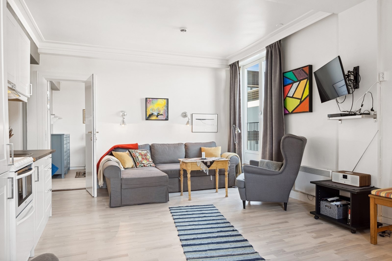 Stuen er lys og hyggelig, og her er det plass til en sofagruppe. Galleribilde